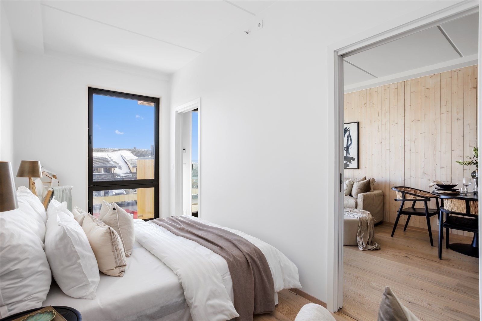 Som i leiligheten for øvrig, er det også lys og elegant enstavs parkett på soveromsgulvet. Soverommet har en svært smart løsning med inngang fra to sider - begge inngangene har skyvedører. Galleribilde