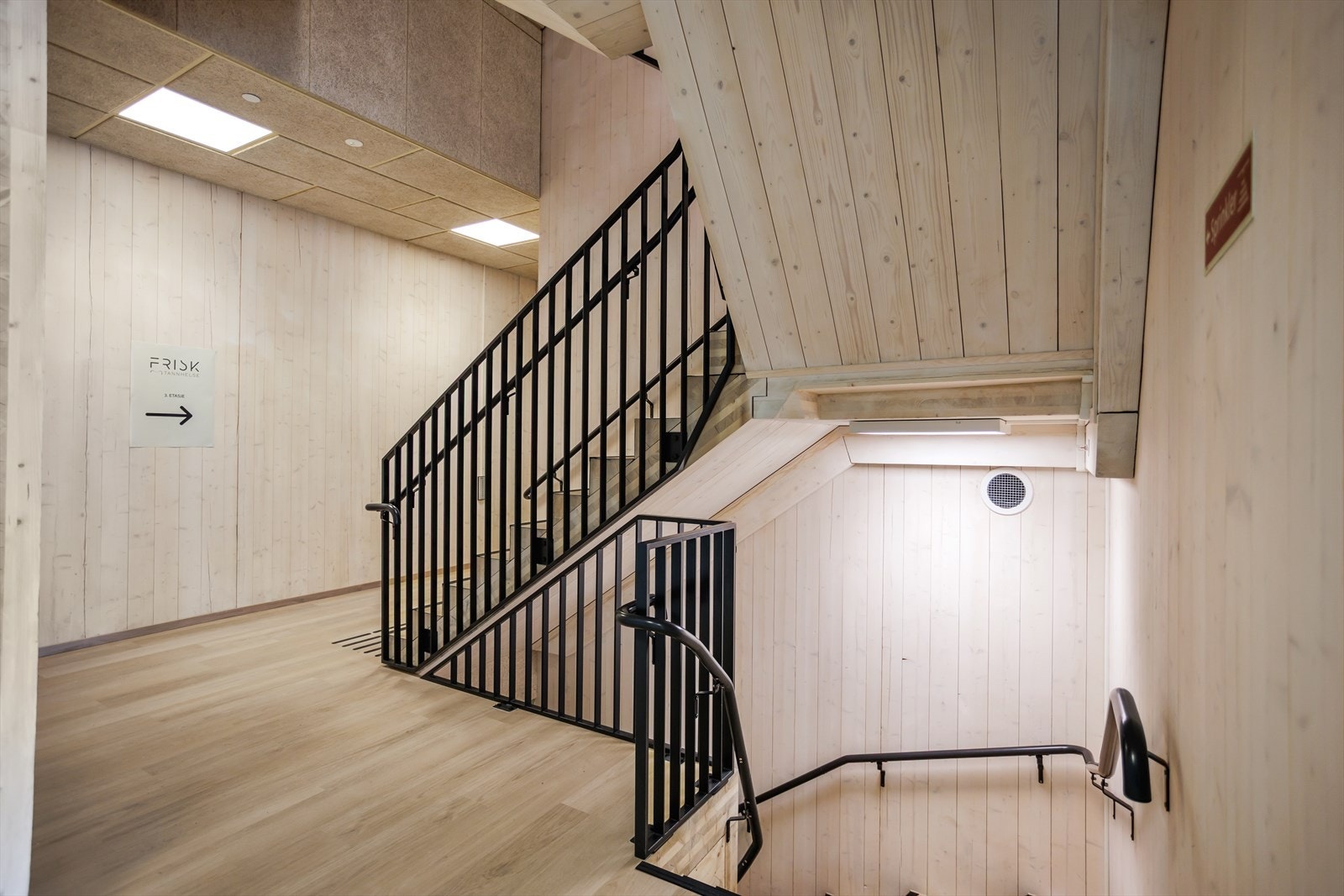 Leilighetene i bygget er oppgangsleiligheter, slik at man unngår adkomst via utvendige svalganger. Det installert porttelefon som låser opp hovedinngangsdøren for dine besøkende! Galleribilde