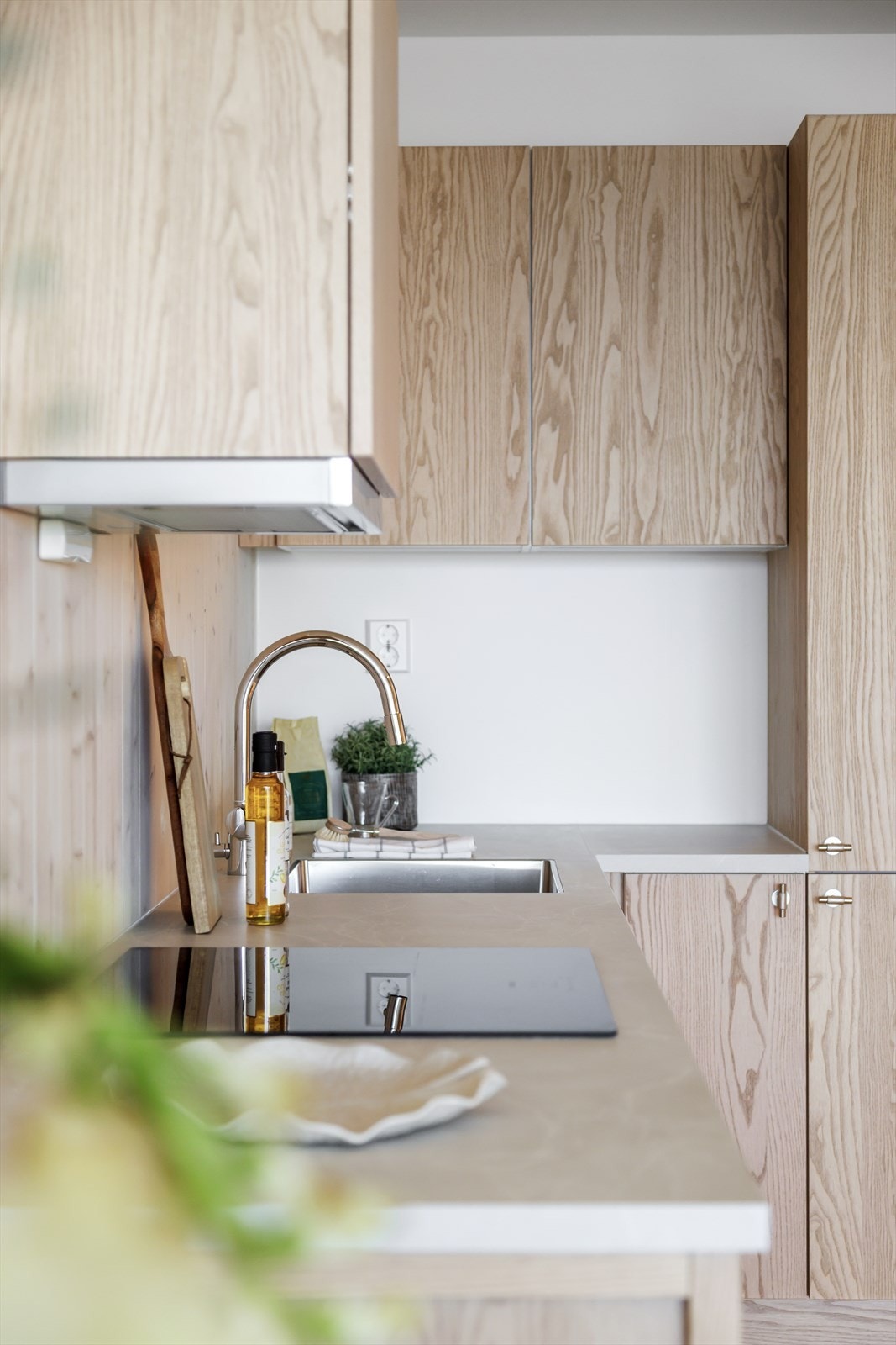 Moderne fronter med "stramme linjer" sørger for en fin tilpasning til interiøret ellers. Med innredningen er det lagt vekt på smarte løsninger for oppbevaring, som skuffer med innredning, integrerte løsninger og god utnyttelse av plassen. Galleribilde