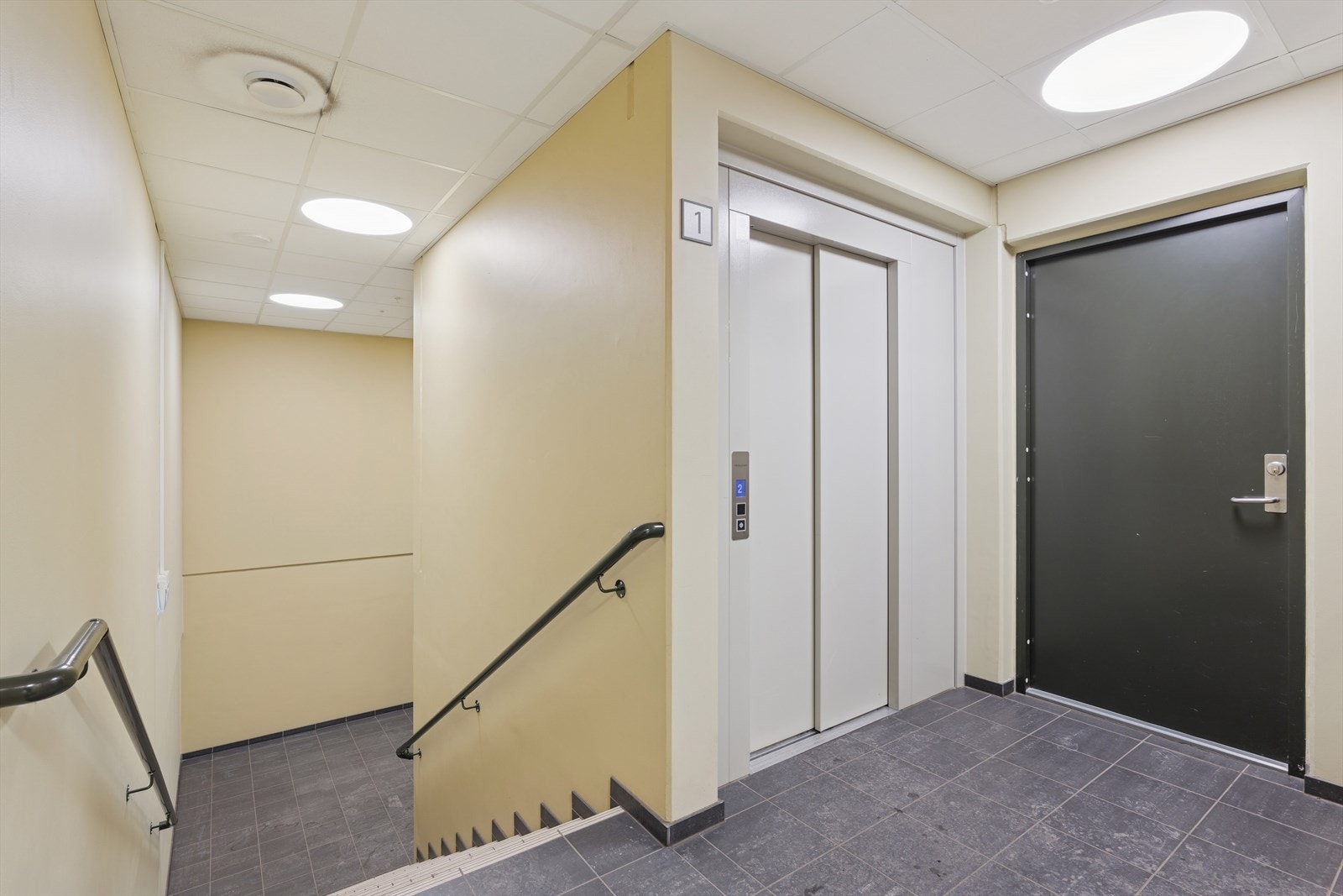 Fellesareal med heis gir enkel adkomst til leiligheten. Galleribilde