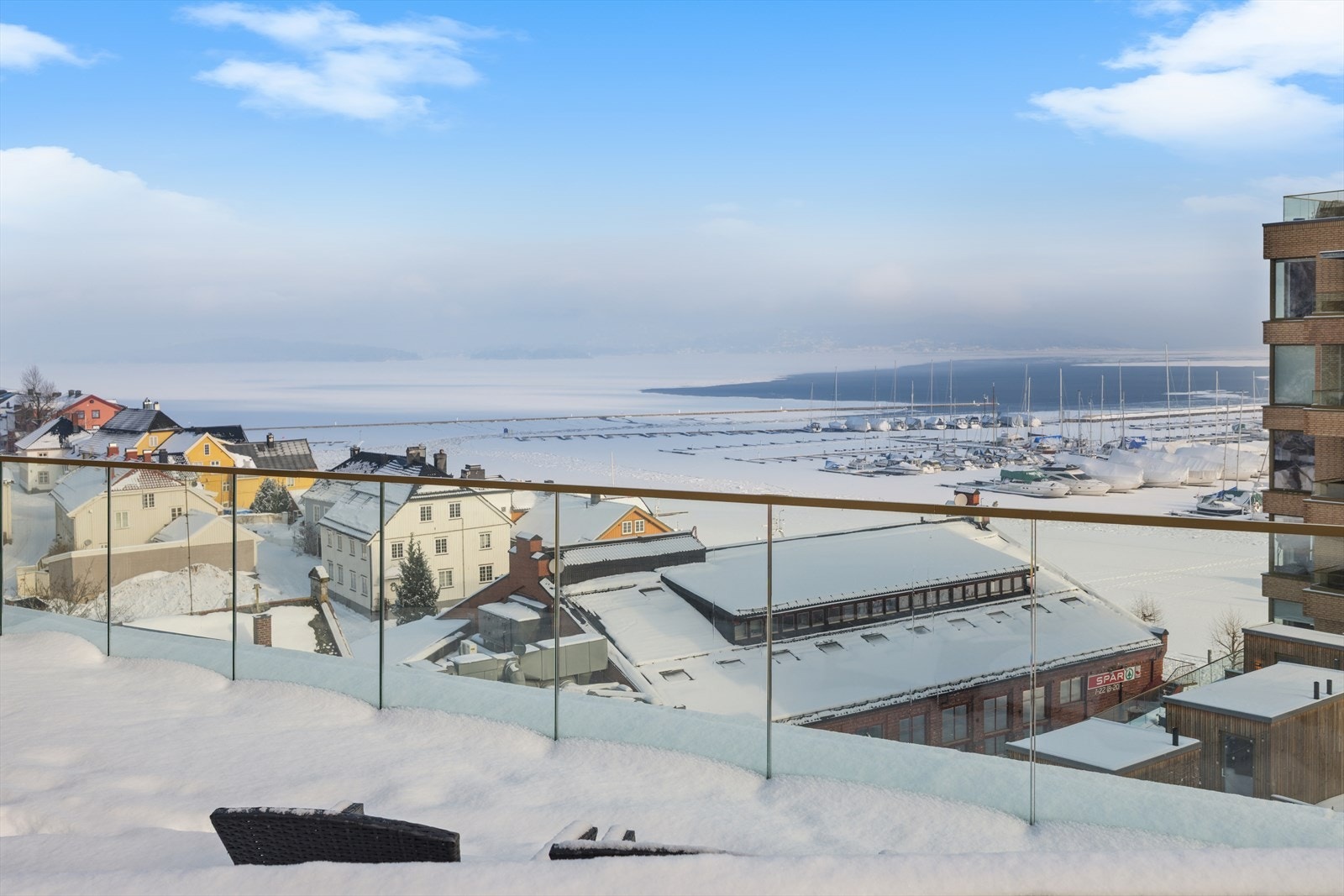 Takterrassen i 7. etasje på ca. 19 m2 gir flott utsikt over nærområdet og fjorden. Galleribilde