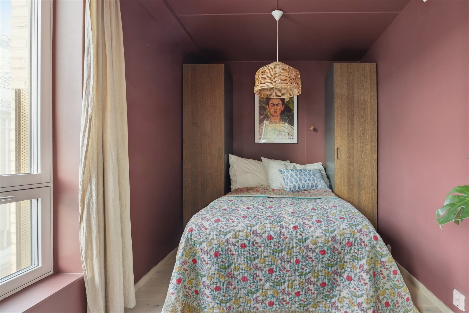 Plass til seng og garderobe gir praktisk innredning i soverommet. Galleribilde