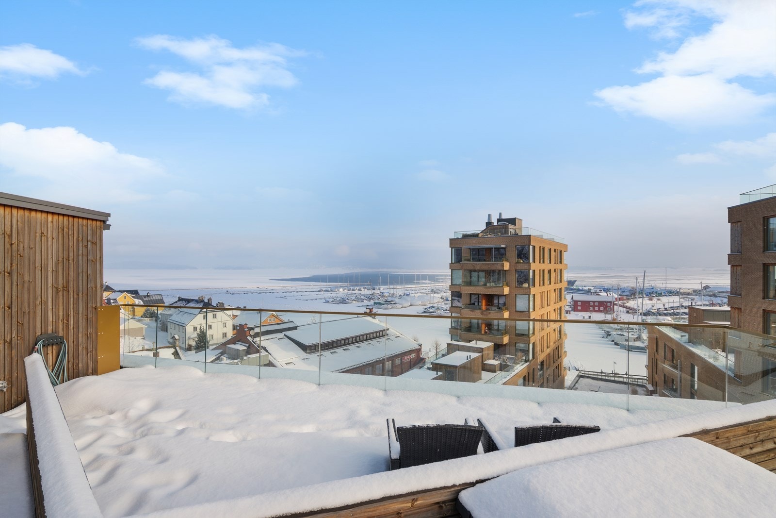 På takterrassen er det god plass til både hagemøbler og grillutstyr. Galleribilde
