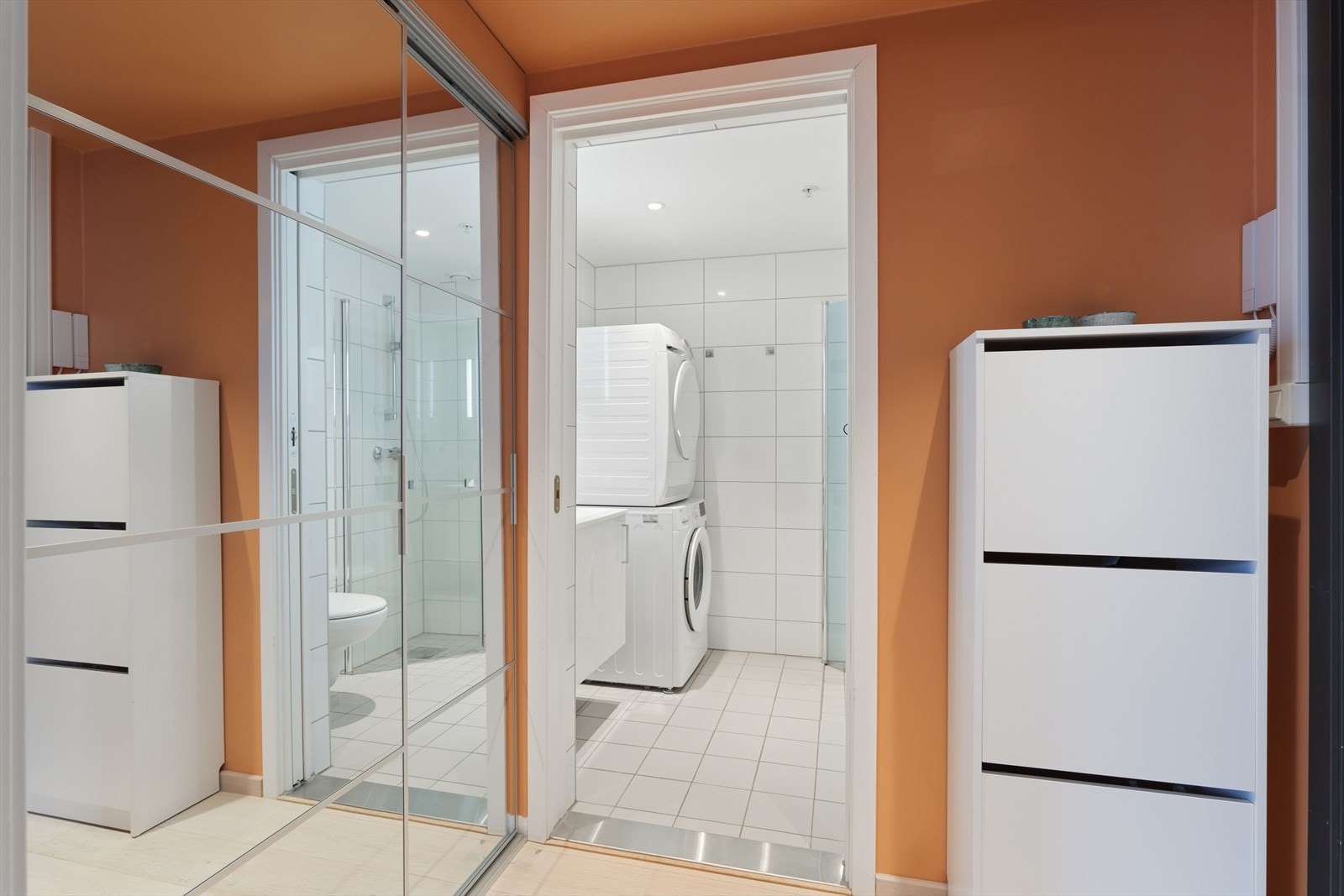 Skyvedørsgarderobe med speil gir romslig oppbevaring i entréen. Galleribilde