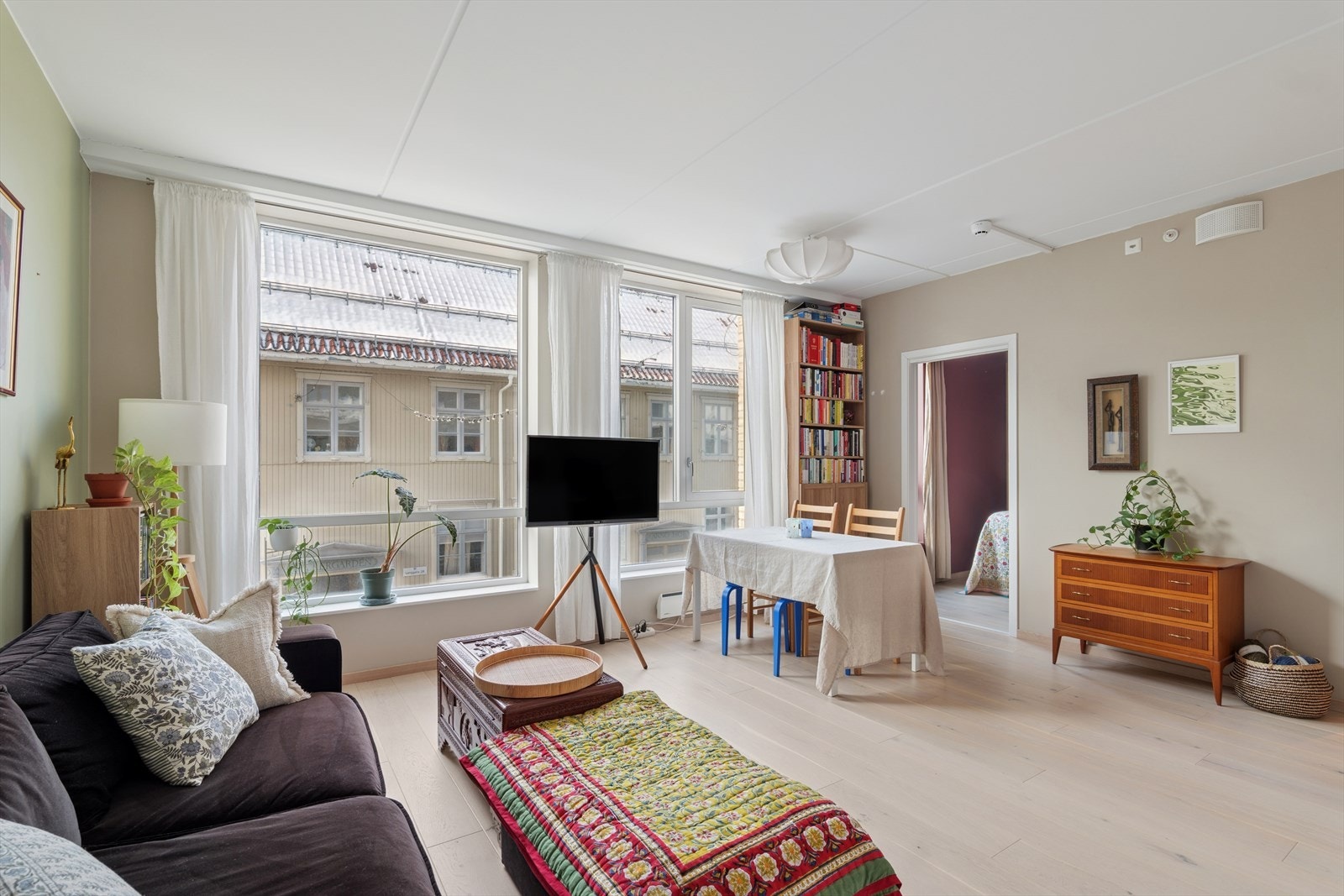 Praktisk og gjennomtenkt planløsning med god plass til både sofagruppe og spisebord i den åpne stue- og kjøkkenløsningen Galleribilde