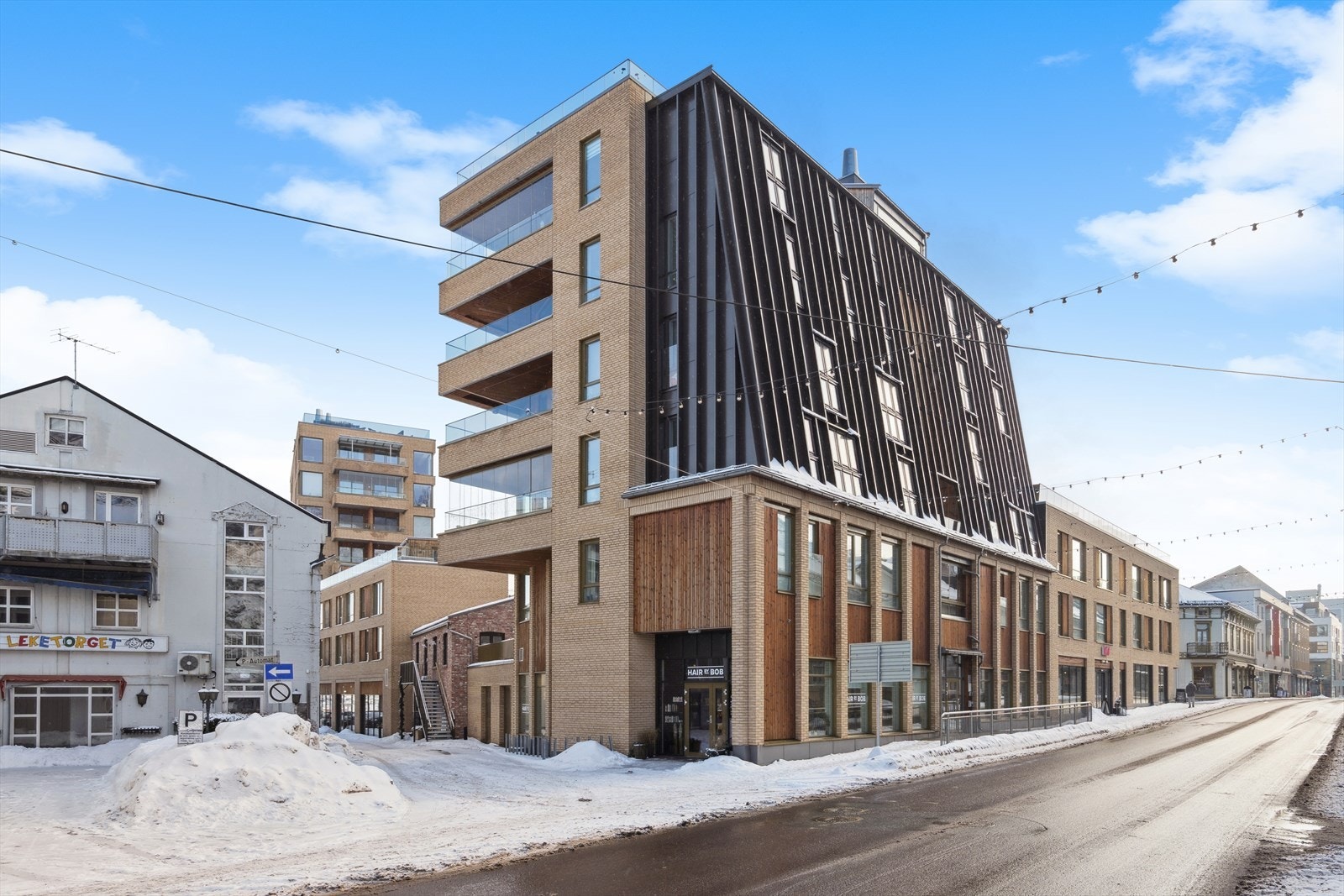 Bygningen har en moderne fasade og er oppført i 2021. Galleribilde