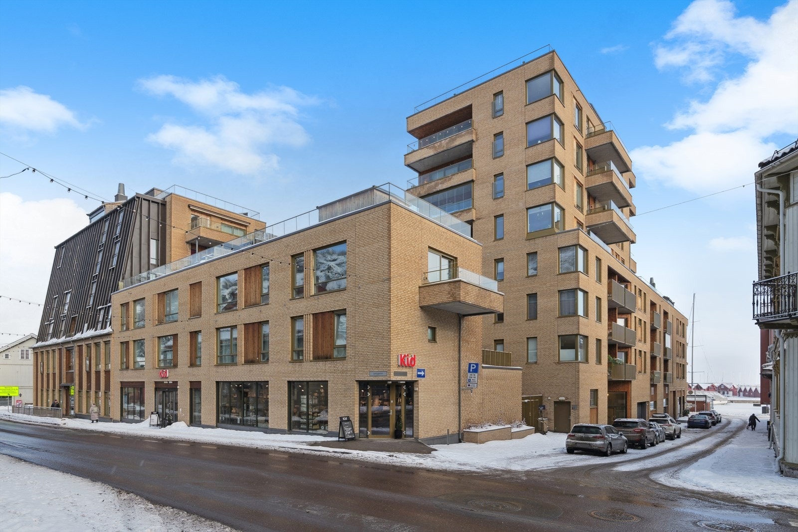 Her bor du med kort vei til dagligvareforretninger, butikker, restauranter og kaféer, samt jernbanestasjon og bussholdeplass. Galleribilde