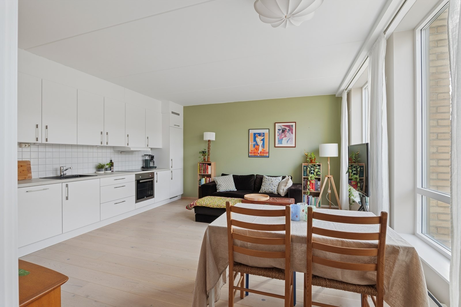 Lys og pen parkett kombinert med slette, malte vegger gir et moderne og stilrent inntrykk. Galleribilde