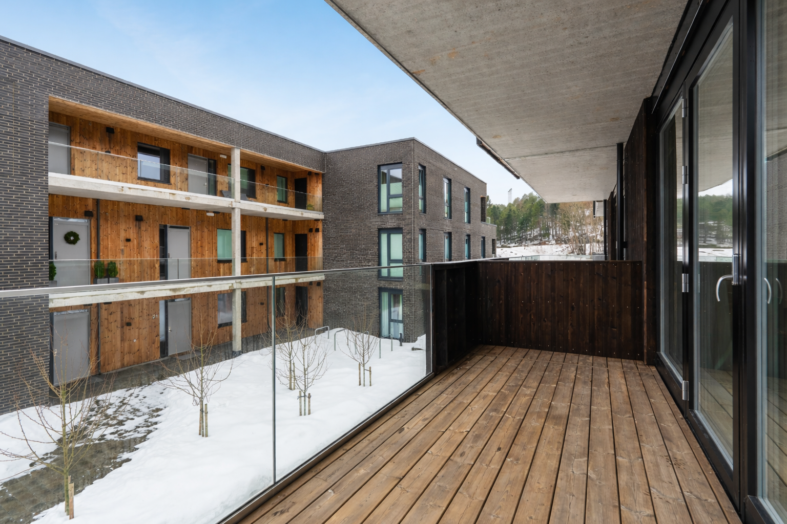 Overbygget balkong med plass til sittegruppe - en hyggelig forlengelse av stuen. Galleribilde