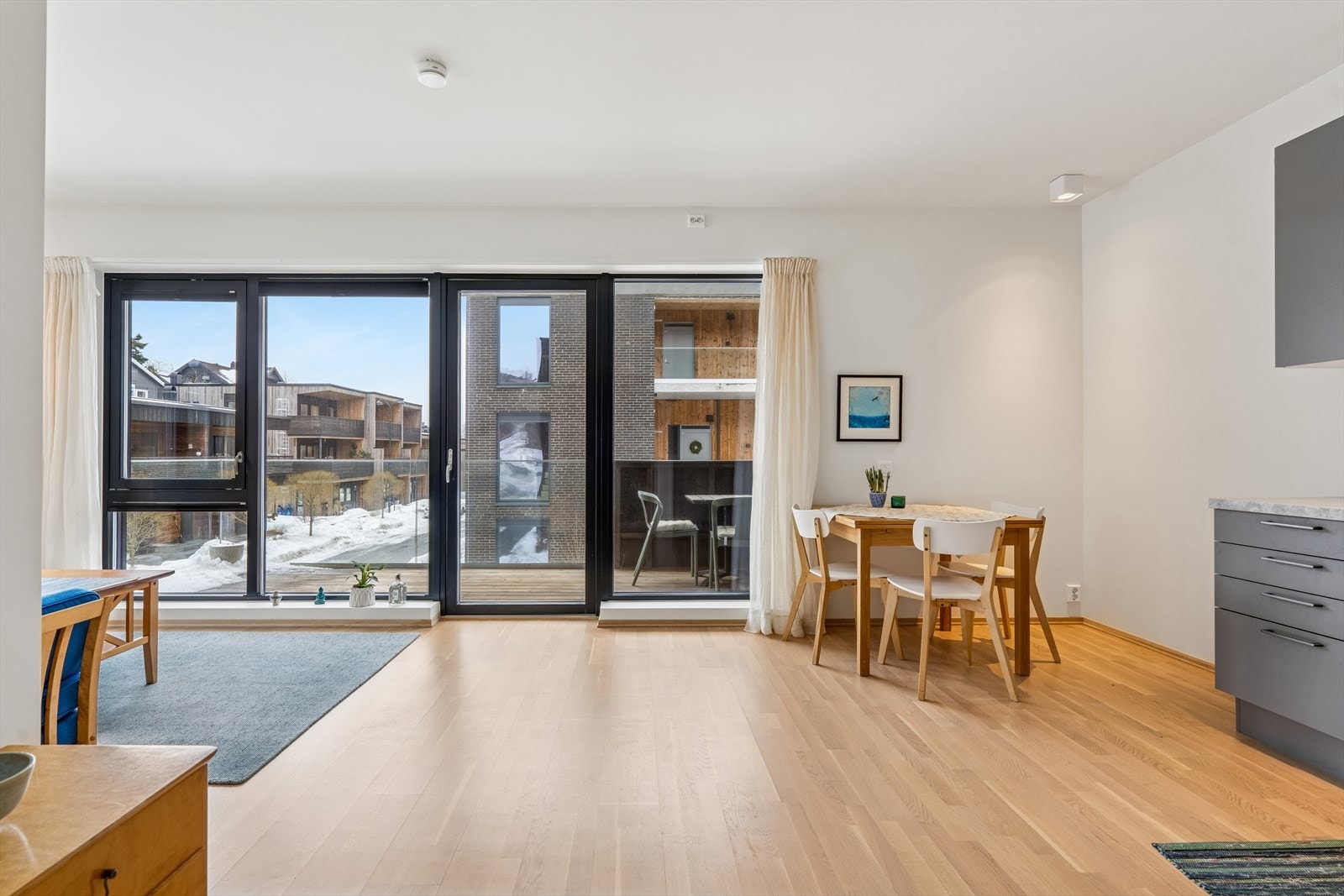 Store vindusflater og direkte utgang til balkong gir rikelig med dagslys. Galleribilde