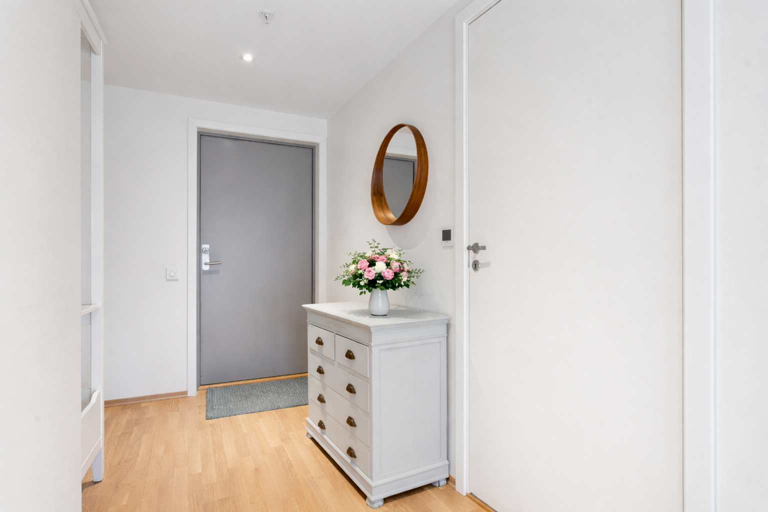 Entré med praktisk oppbevaring for yttertøy og sko. Galleribilde