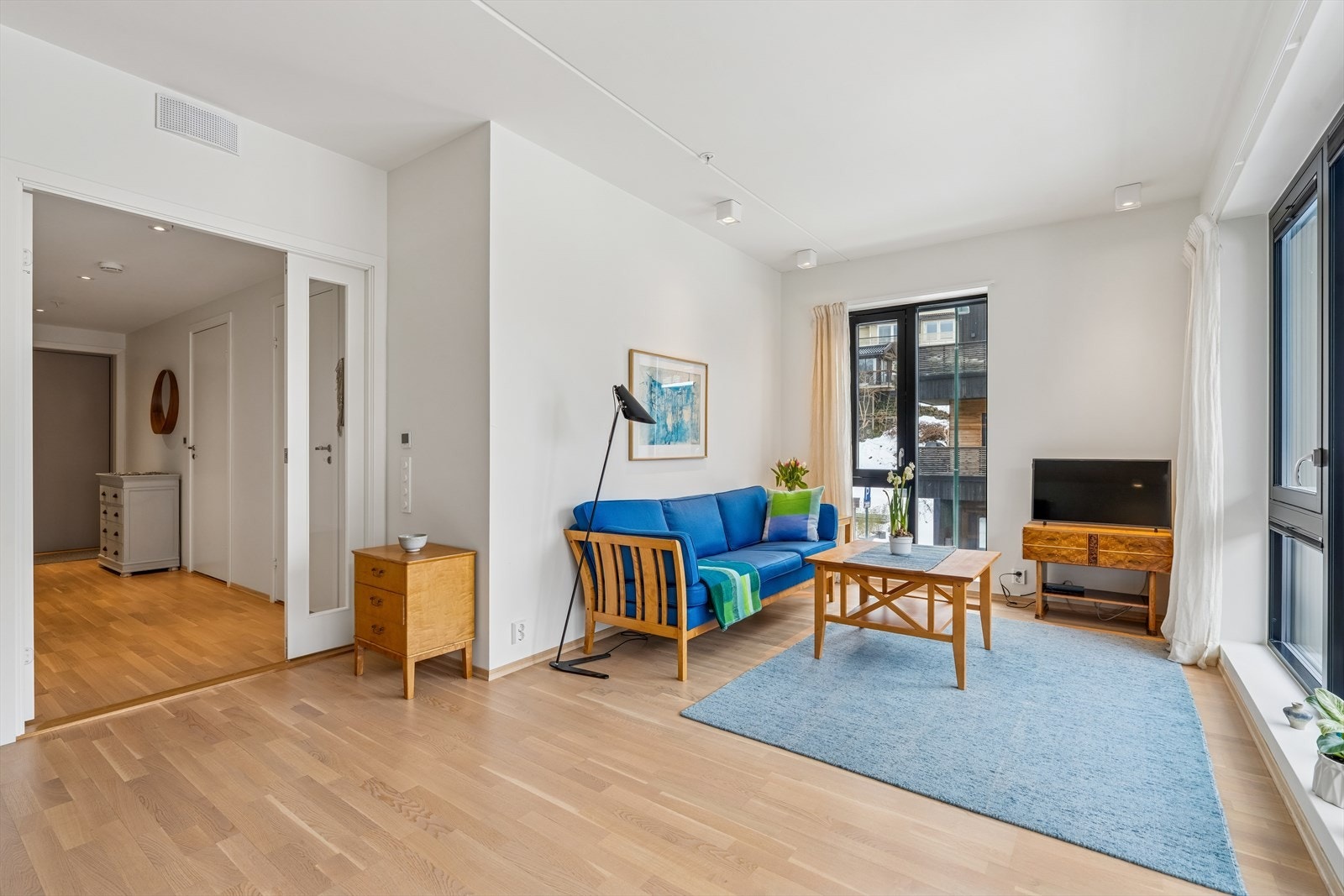 God plass til sofagruppe og tv-møblement. Utgang til lun balkong. Galleribilde