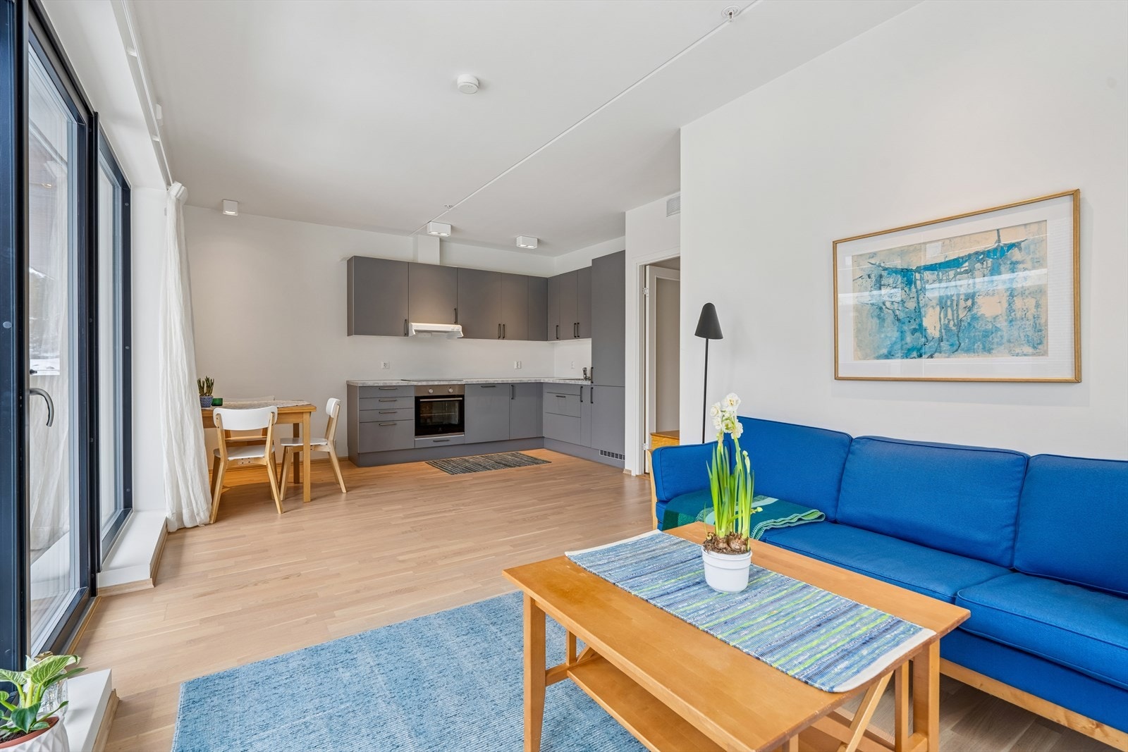 Åpen og sosial løsning mellom kjøkken og spiseplass. Galleribilde