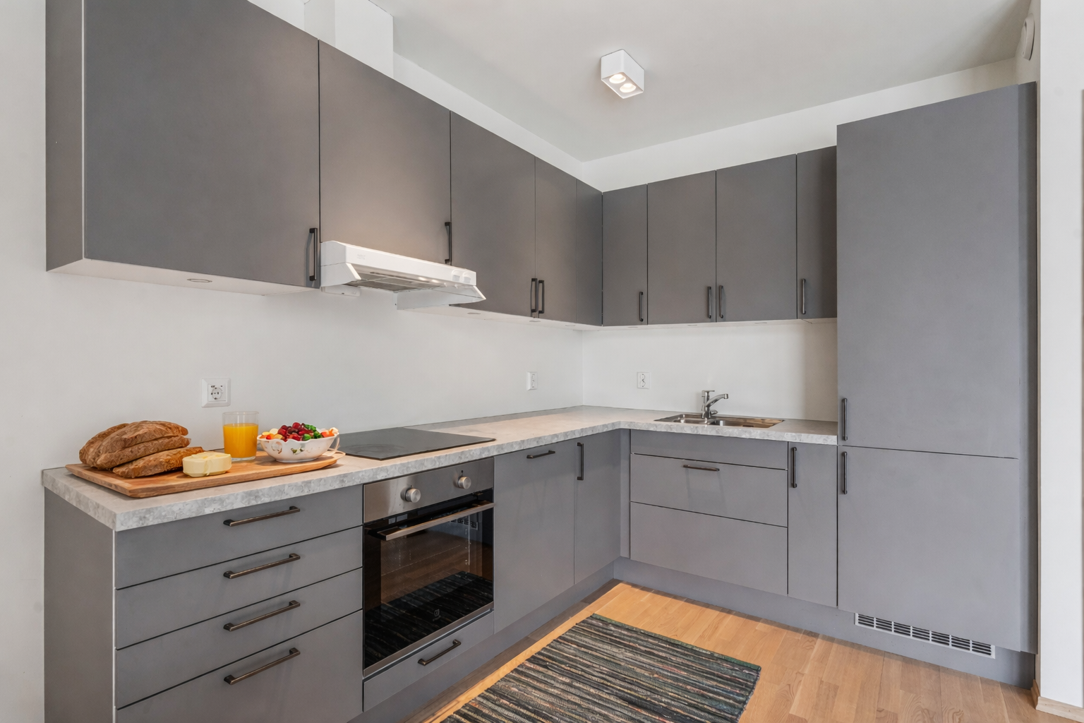 Tidsriktig kjøkken med glatte fronter, rikelig skapplass og gode arbeidsflater. Galleribilde