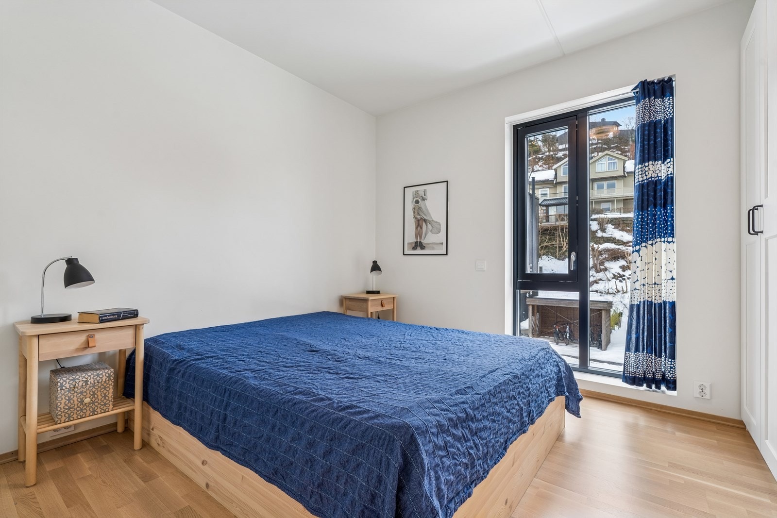 Soverom 1. God plass til dobbeltseng og garderobeskap. Galleribilde