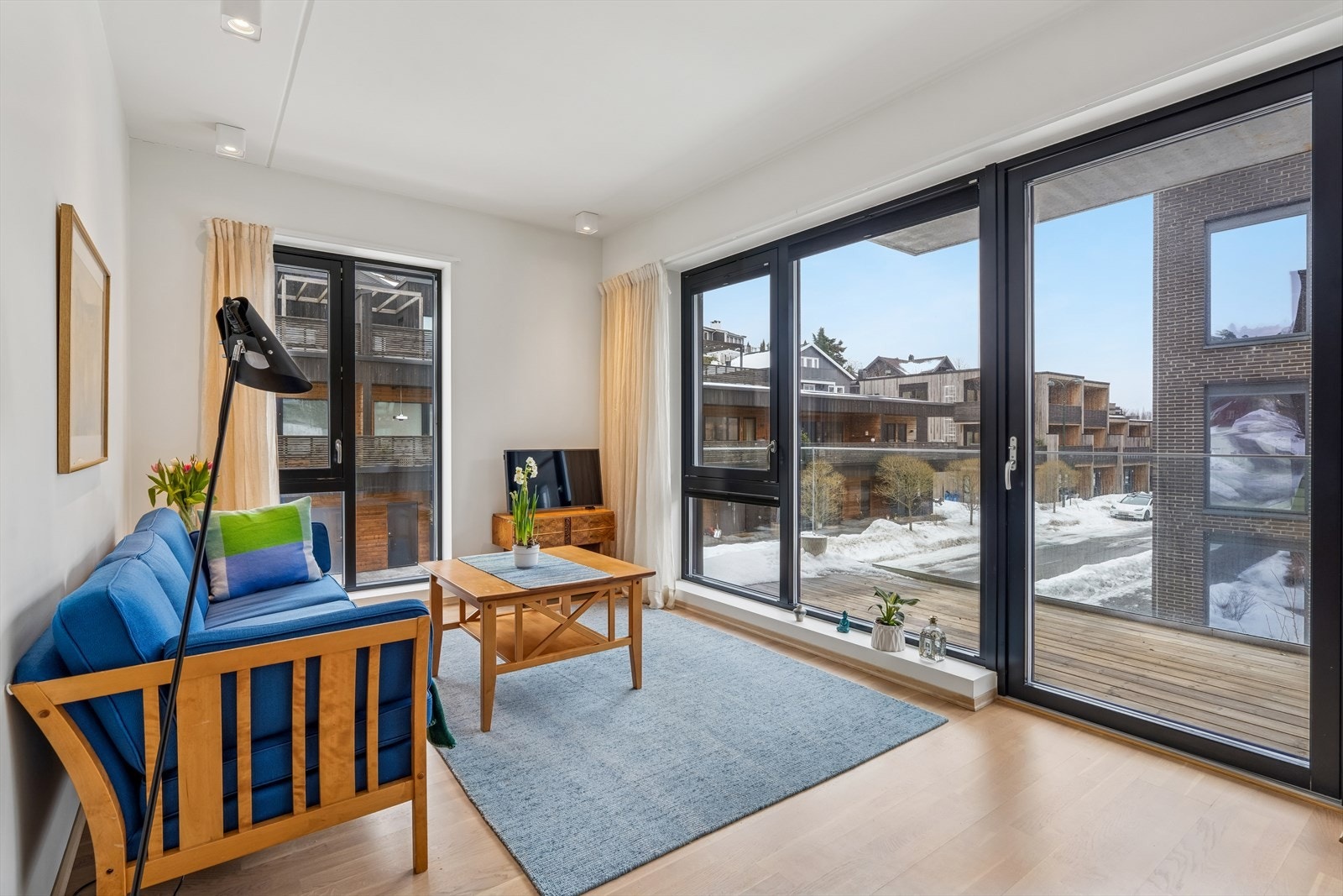 Moderne og stilrent leilighetsbygg med attraktiv hjørneplassering og gode lysforhold. Galleribilde