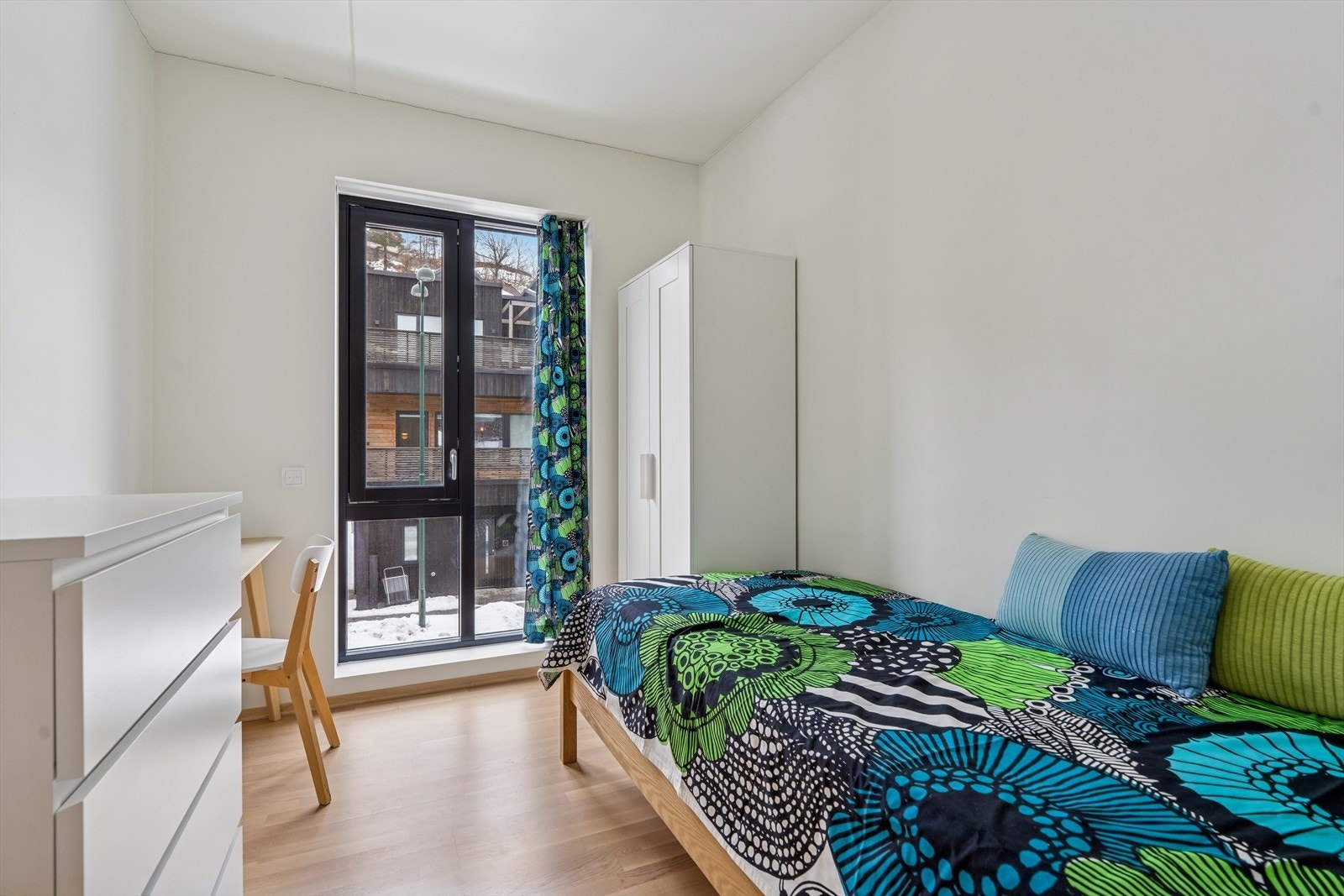 Soverom 2. Plass til seng og garderobeskap. Perfekt til hjemmekontor? Galleribilde