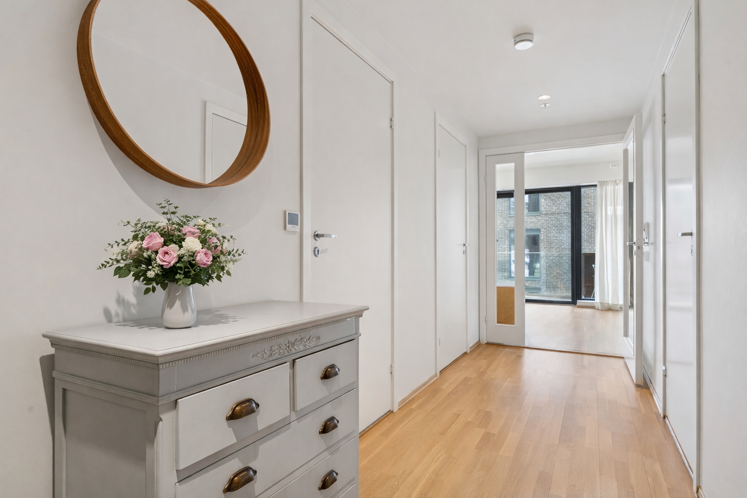 Velkommen inn! Det er adkomst til leiligheten via trapp eller heis. Galleribilde