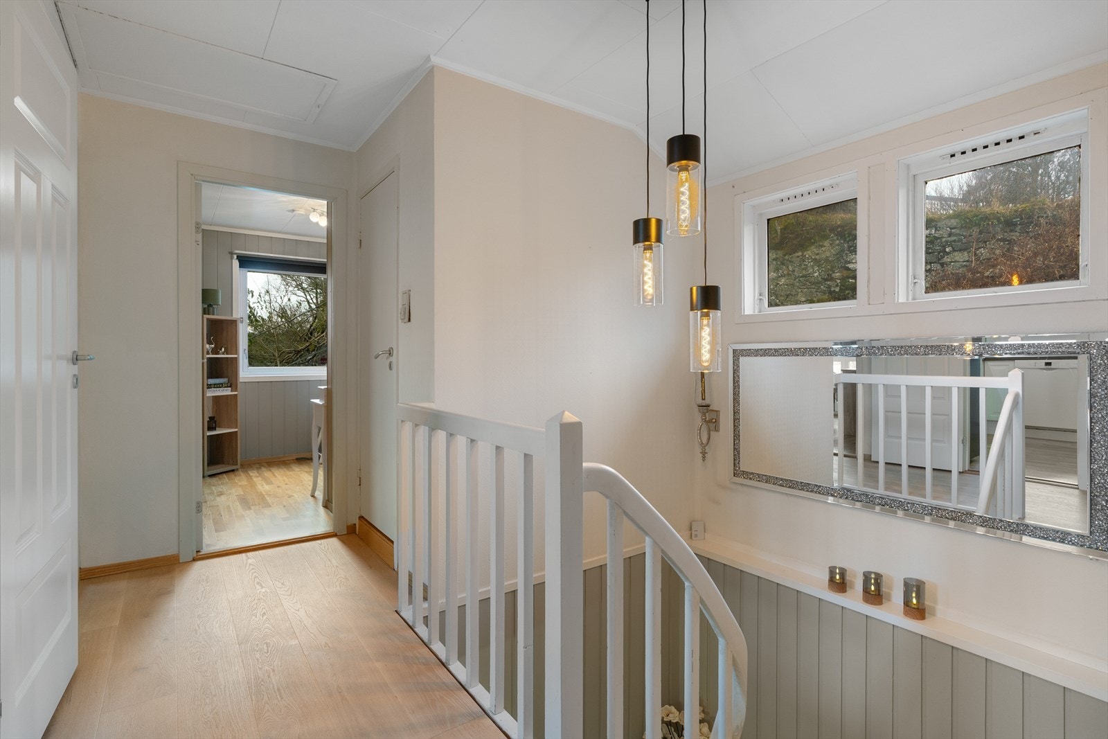 Her kommer vi opp i en lys gang med parkettgulv Galleribilde