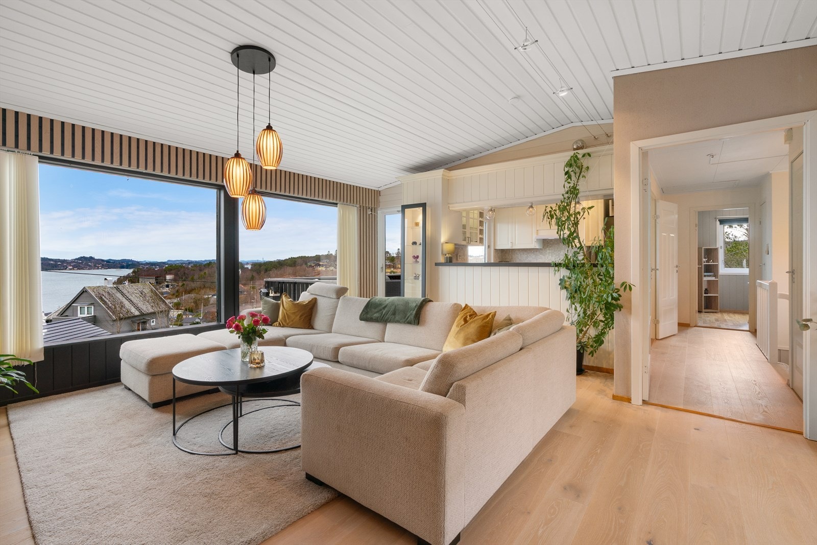 De store vinduene slipper inn mye naturlig lys Galleribilde