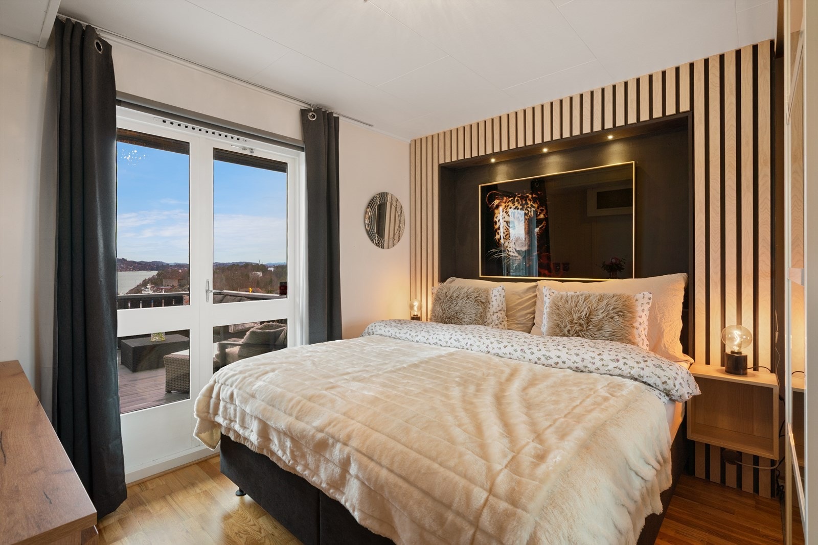 Det er to soverom også i denne etasjen. Trivelig hovedsoverom på 10,3 kvm med parkettgulv Galleribilde