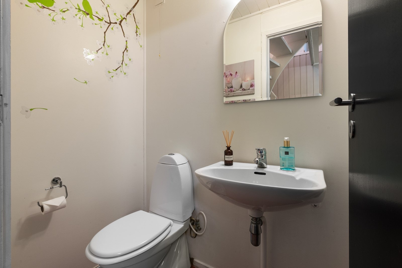 Toalettrom med vinyl på gulv og malte gipsvegger. Innredet med toalett og servant Galleribilde