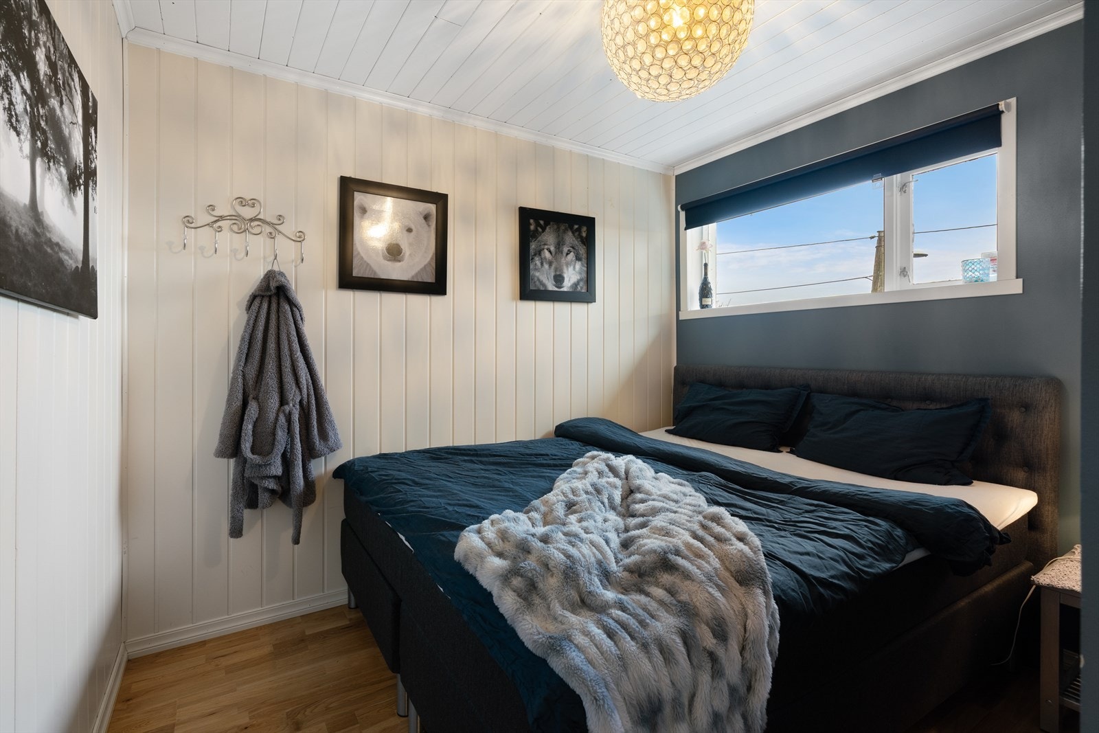 Soverom nr. 2 er på 6,7 kvm med parkettgulv og malt gips på veggene Galleribilde