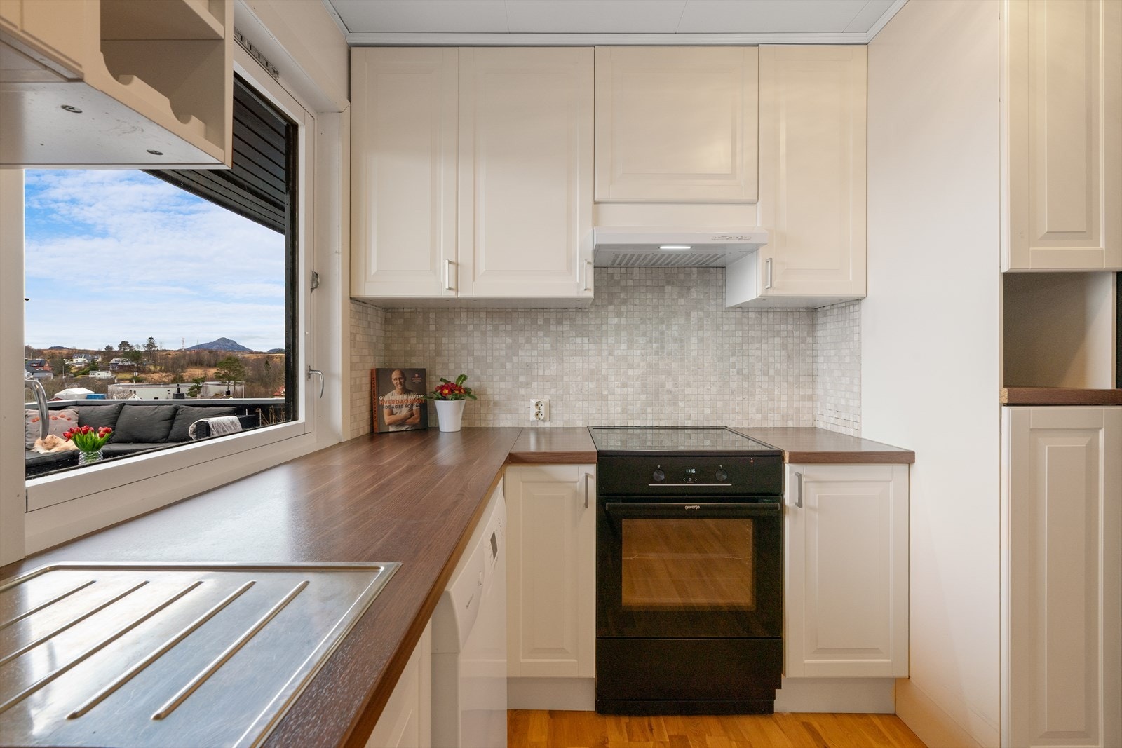 Laminert benkeplate og fliser på vegg over benkeplate Galleribilde