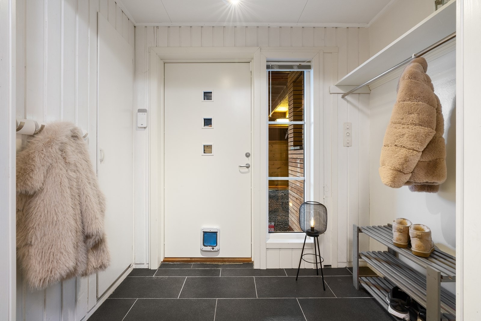 Innbydende entré/hall med flislagt gulv og varmekabler Galleribilde