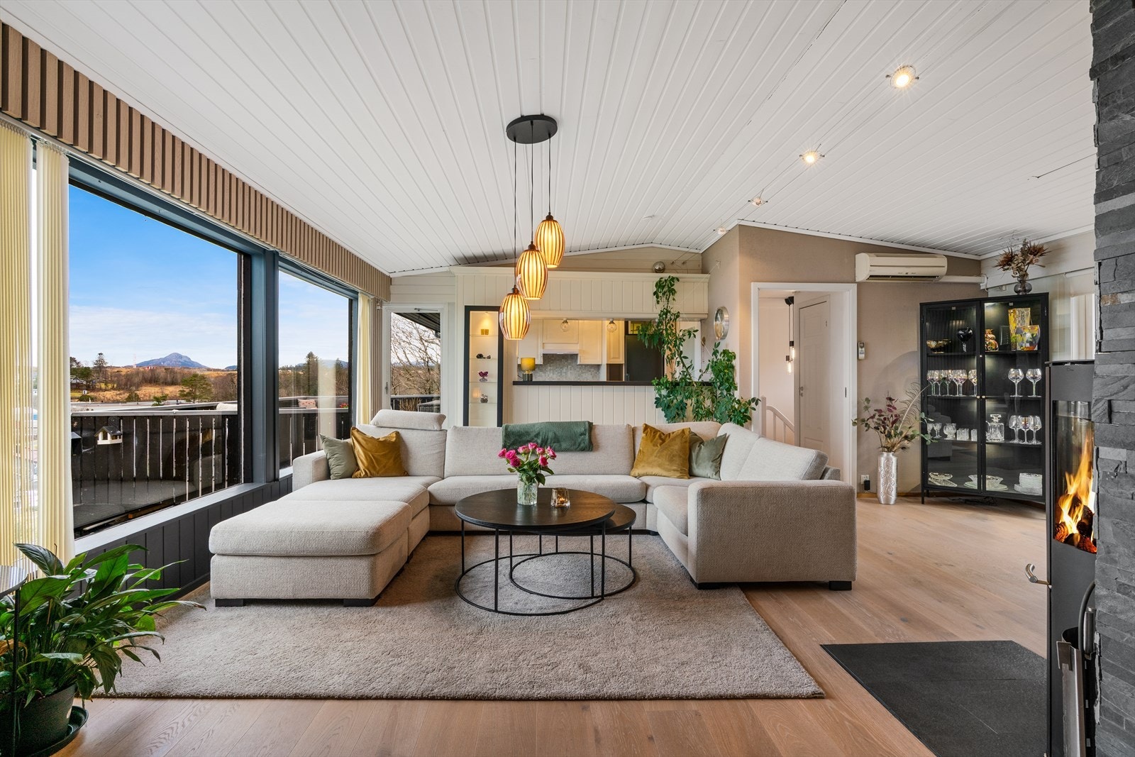 En lys og innholdsrik enebolig over to etasjer Galleribilde