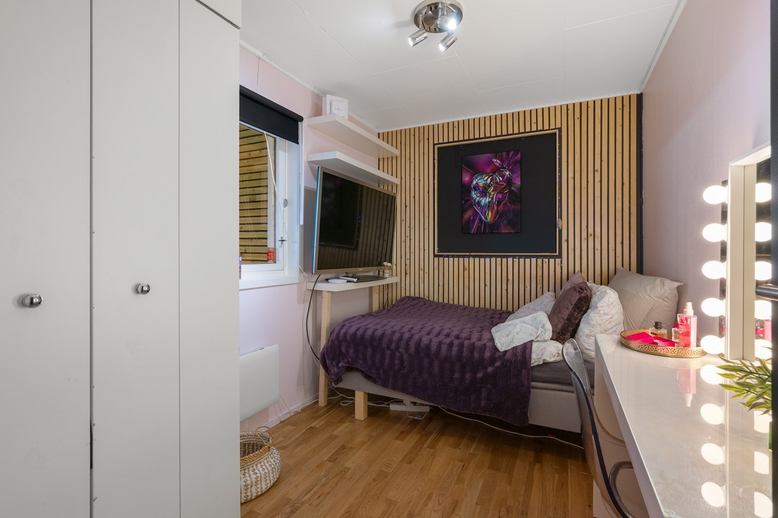 Det er to soverom i denne etasjen. Soverom nr. 1 på 7,5 kvm er et lyst og anvendelig soverom med parkettgulv, malt strie og lamellvegg Galleribilde