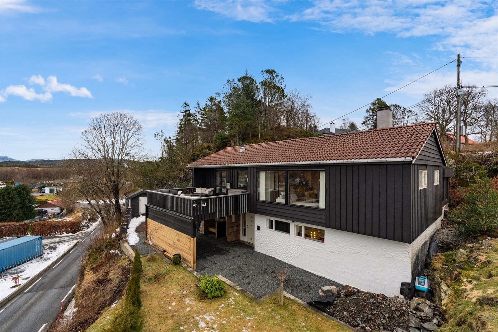 Eiet og pent opparbeidet tomt med gruset innkjørsel, gårdsplass og carport Galleribilde