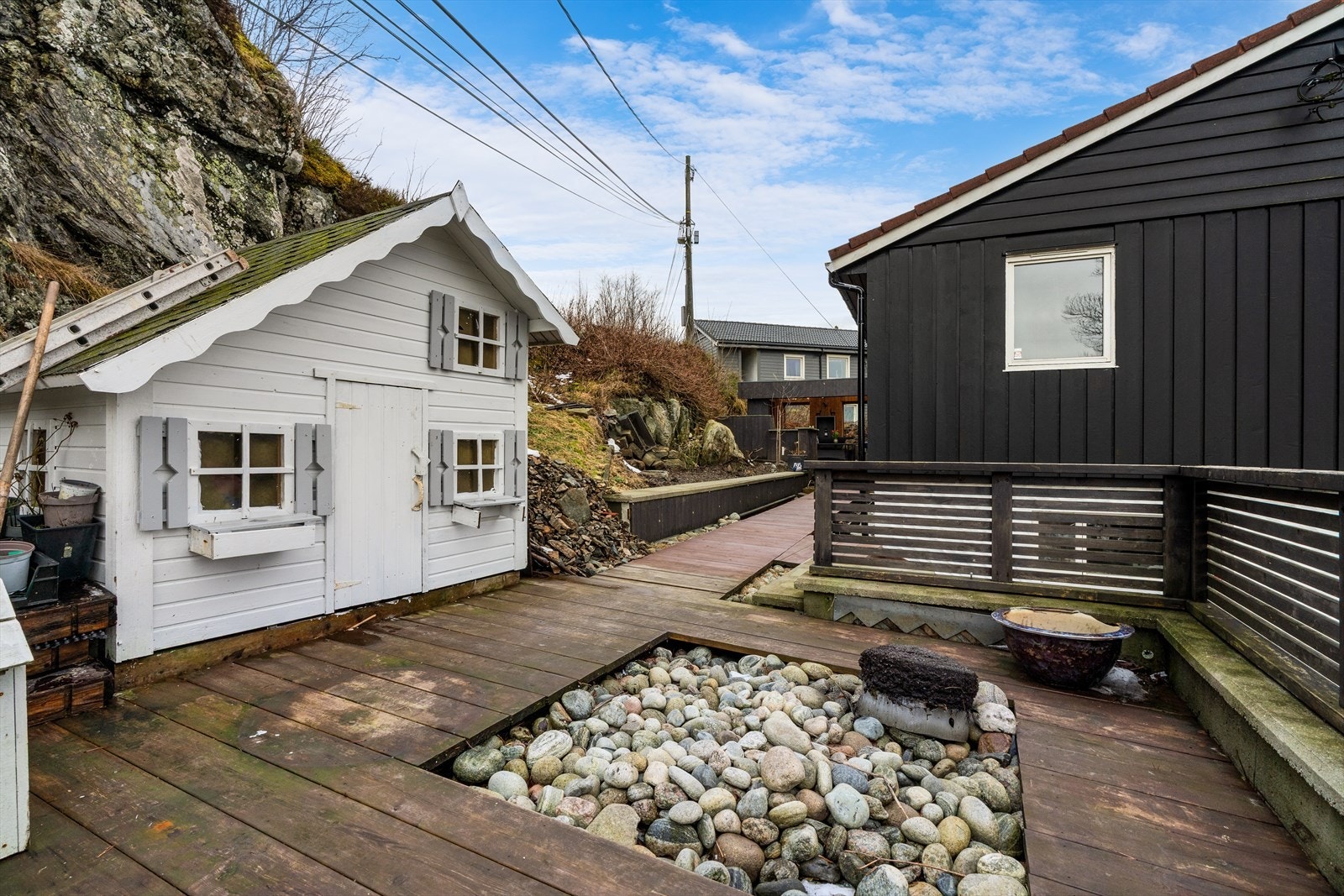 På baksiden av huset er det etablert trapper og gangsti i tre, flere treterrasser og lekeplass Galleribilde