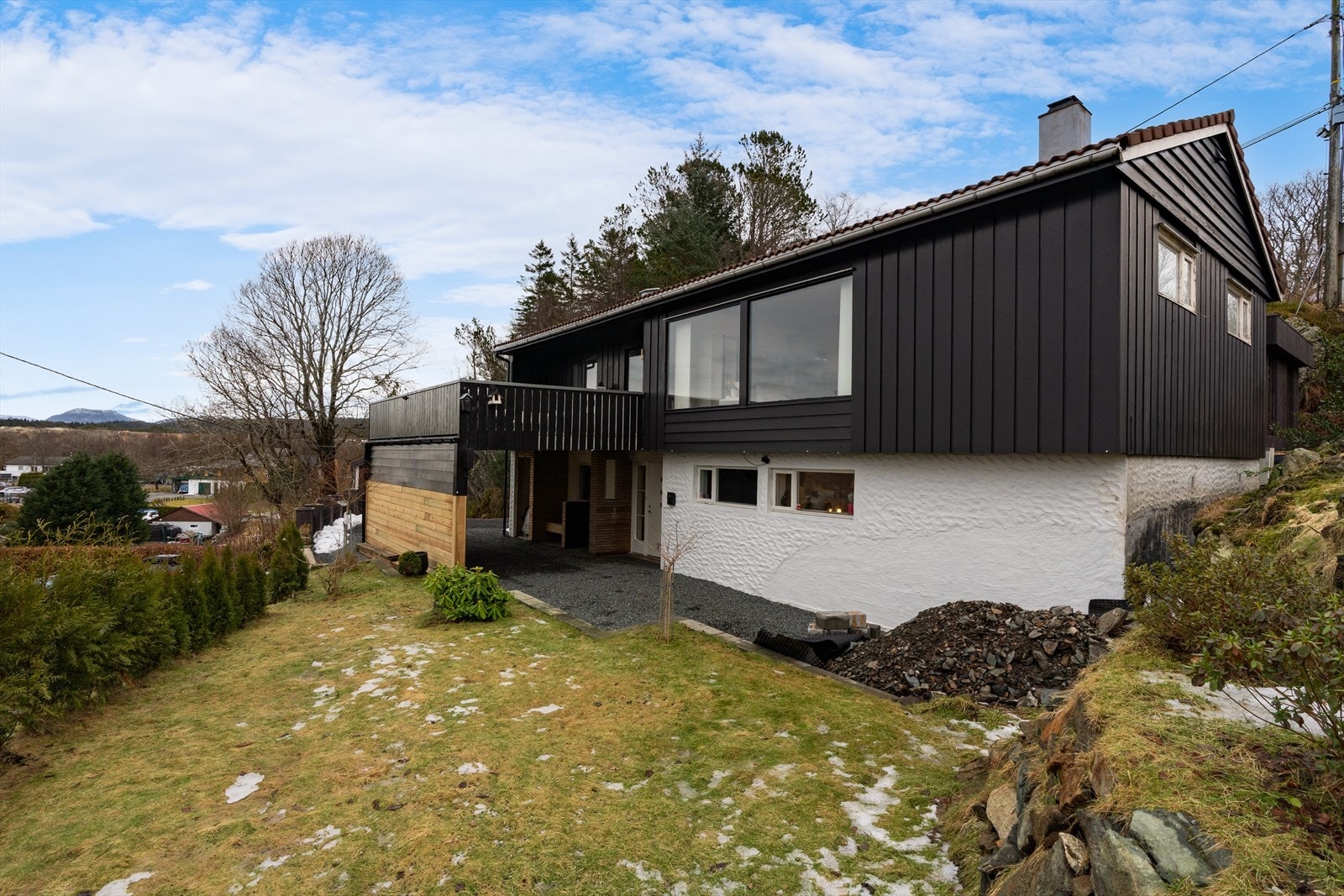 Her får du en praktisk familiebolig over to etasjer Galleribilde