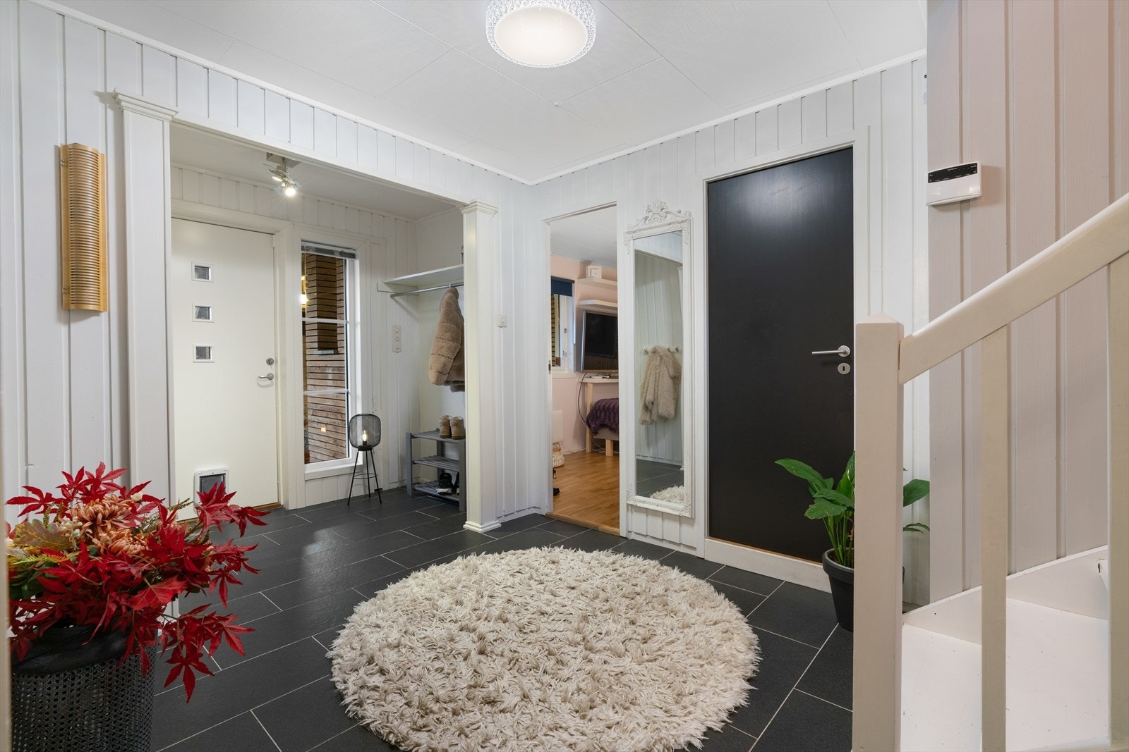 God plass til å henge fra seg yttertøyet. Herfra er det adkomst til boligens øvrige rom i etasjen Galleribilde