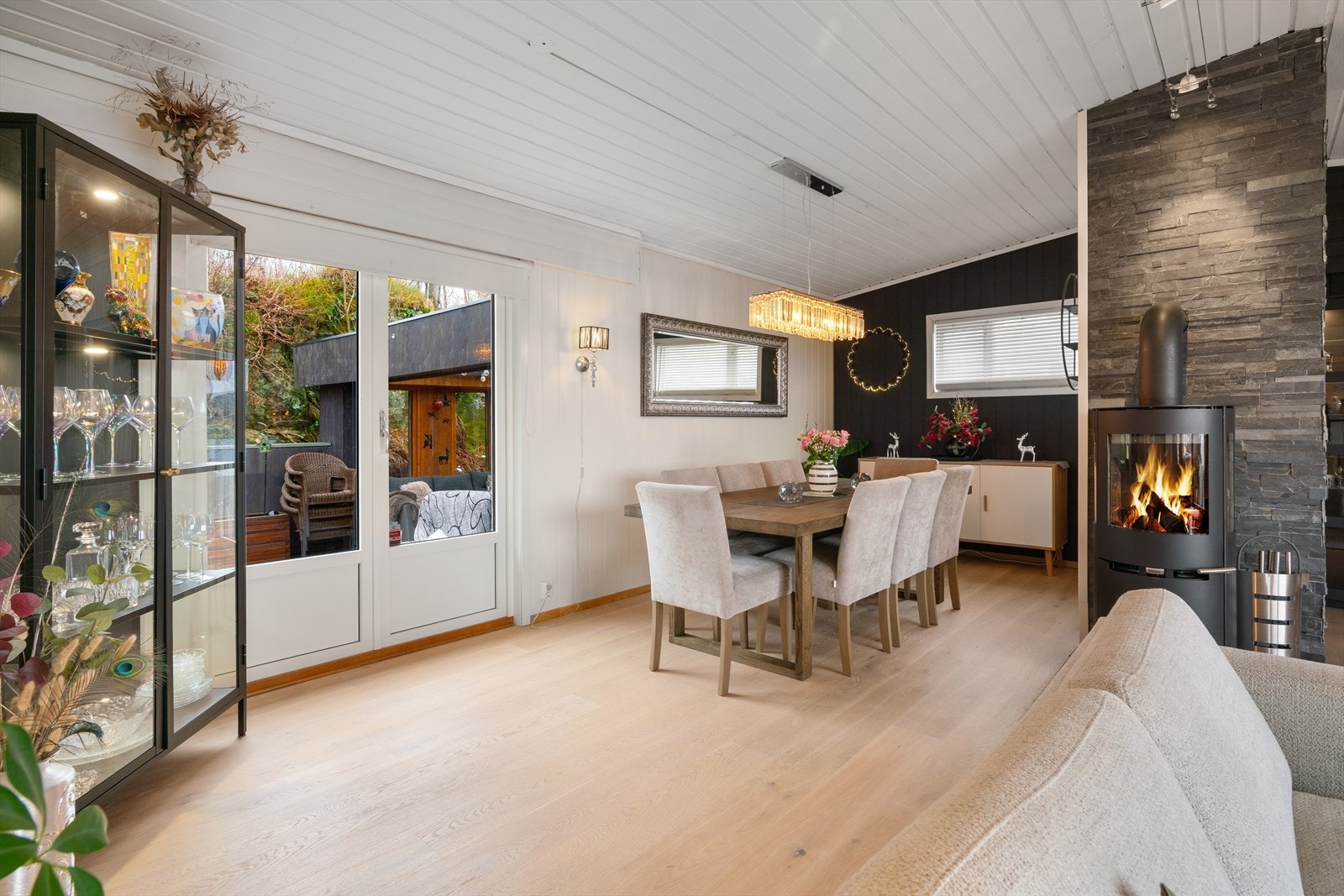 Fra spisestuen er det praktisk utgang til terrasse på baksiden av huset Galleribilde