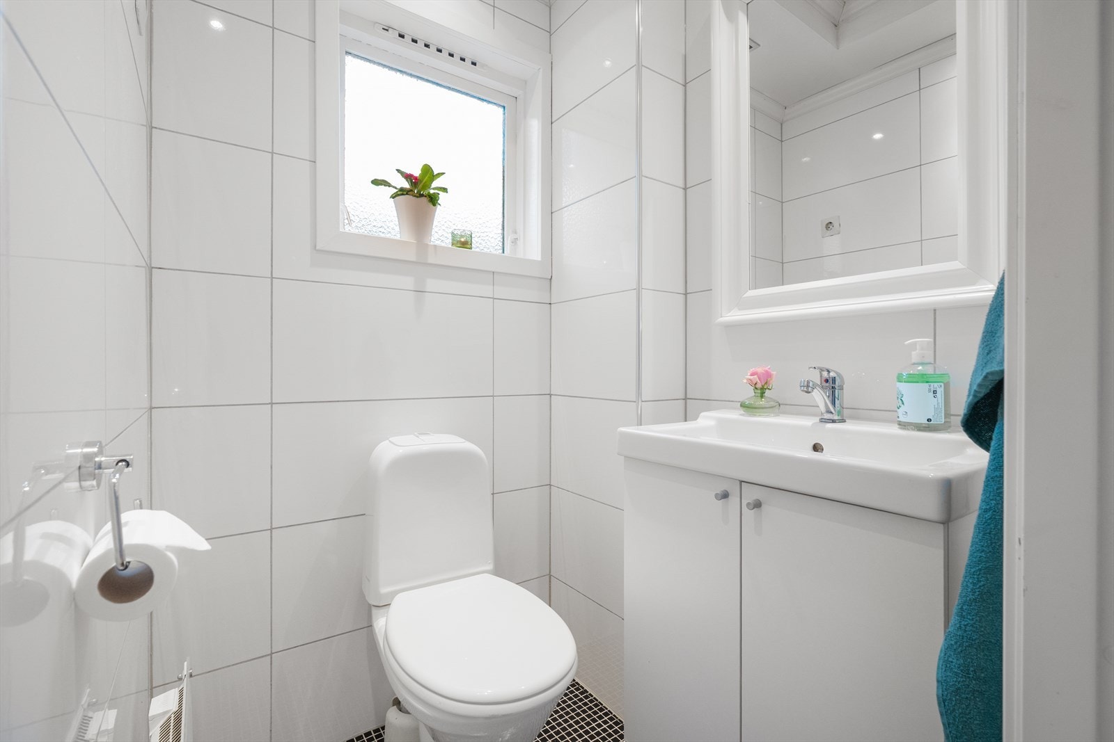 Eget gjestetoalett med fliser på gulv og vegger Galleribilde