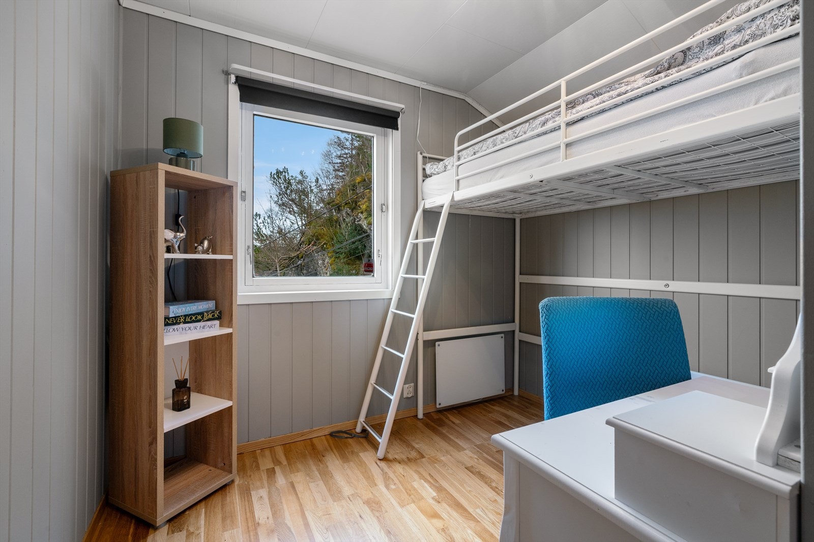 Soverom nr. 2 på 6 kvm egner seg godt som barnerom, kontor eller gjesterom Galleribilde