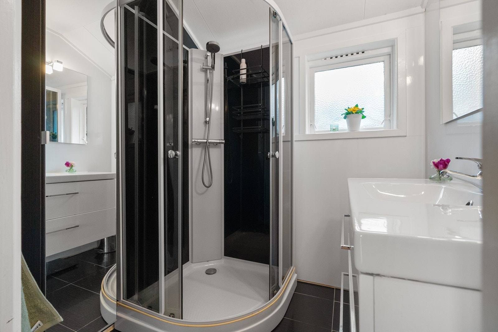 Bad med fliser på gulv og våtromsplater på vegger Galleribilde