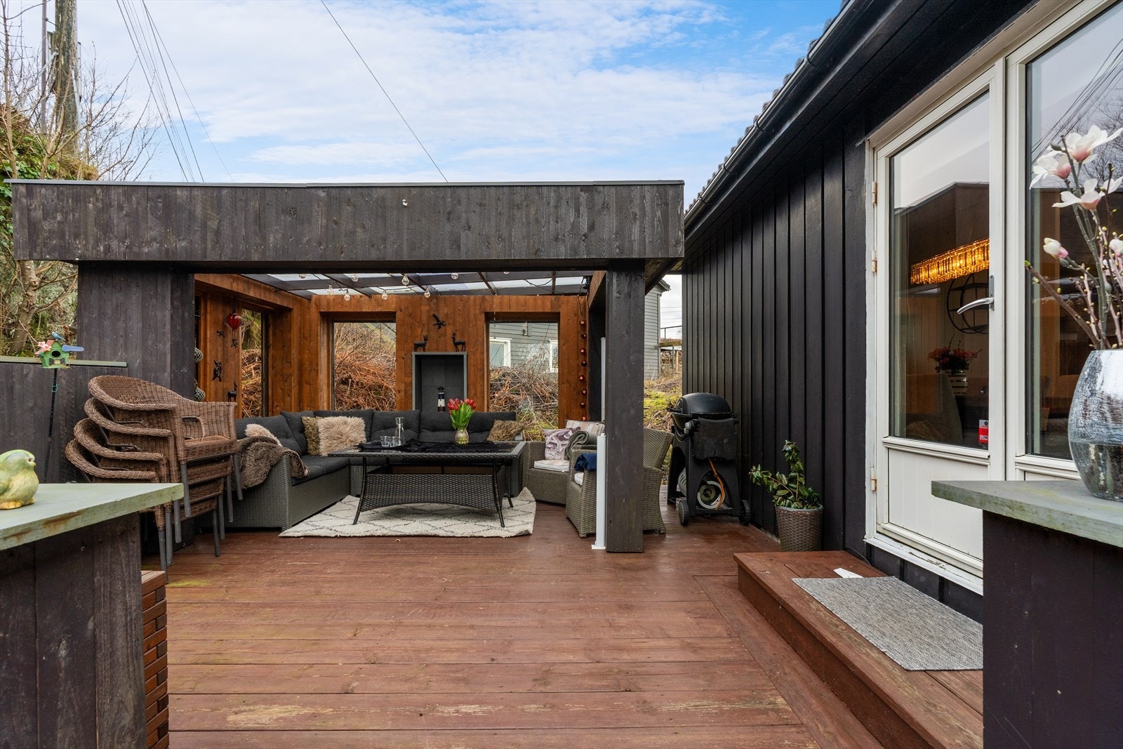 Delvis overbygget terrasse med koselig sommerstue Galleribilde