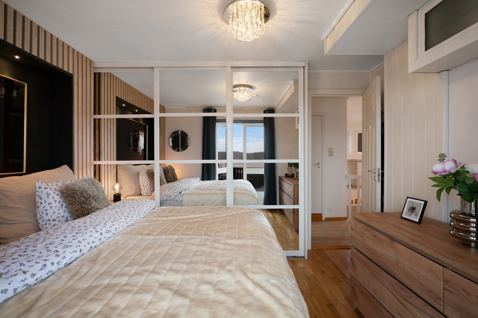 God plass til seng og garderobeløsning Galleribilde