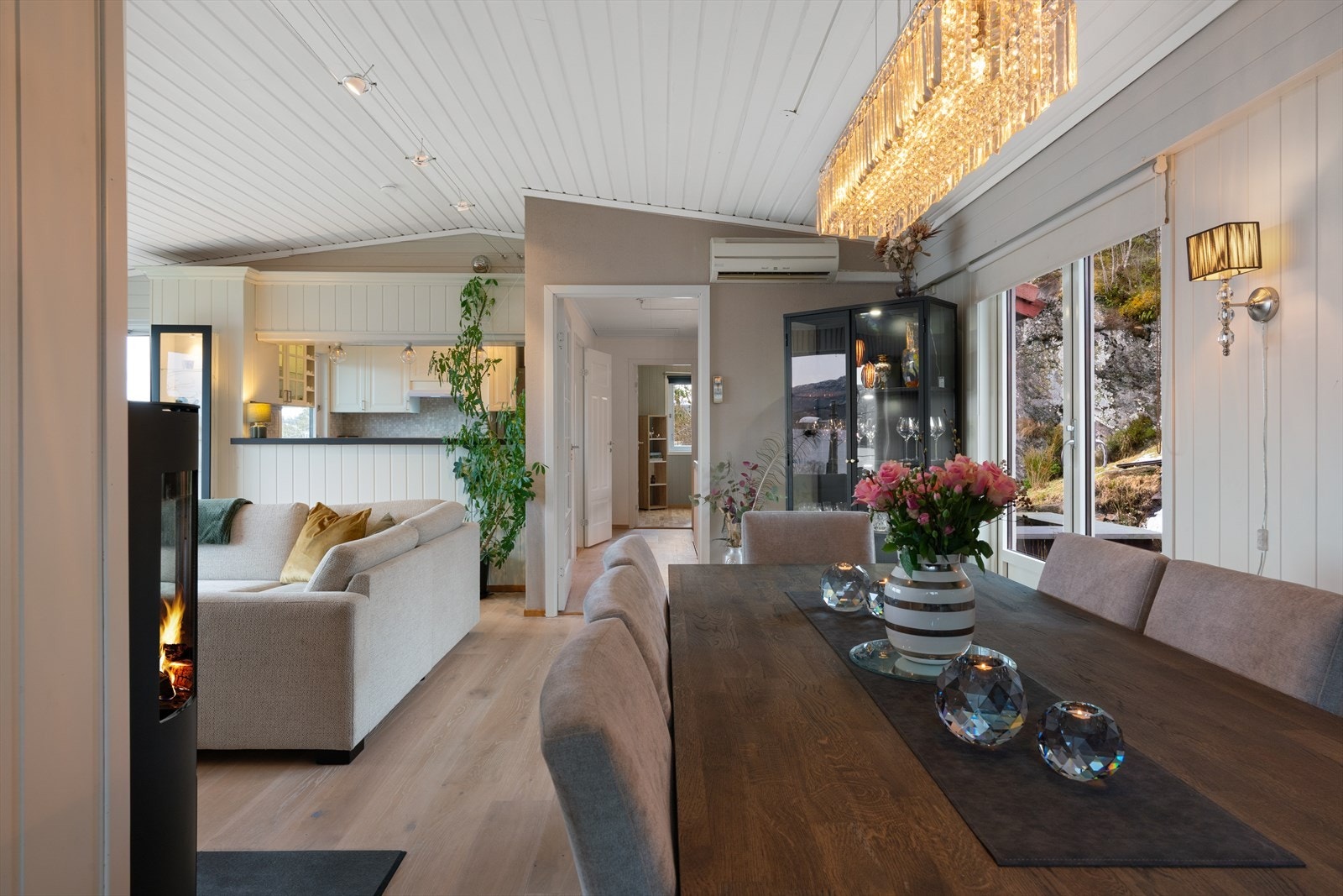 Hyggelig spisestueavdeling i stuen med god plass til spisebord Galleribilde