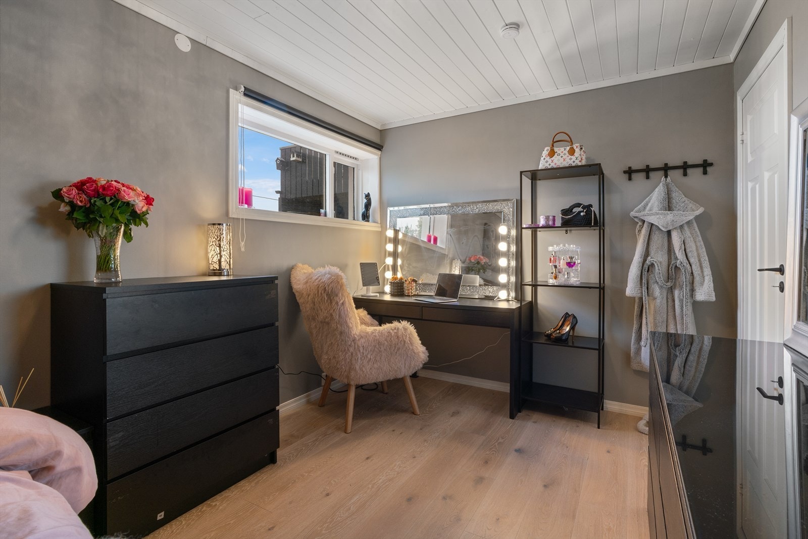 Overflatene består av parkettgulv, malte gipsvegger og panel i taket Galleribilde