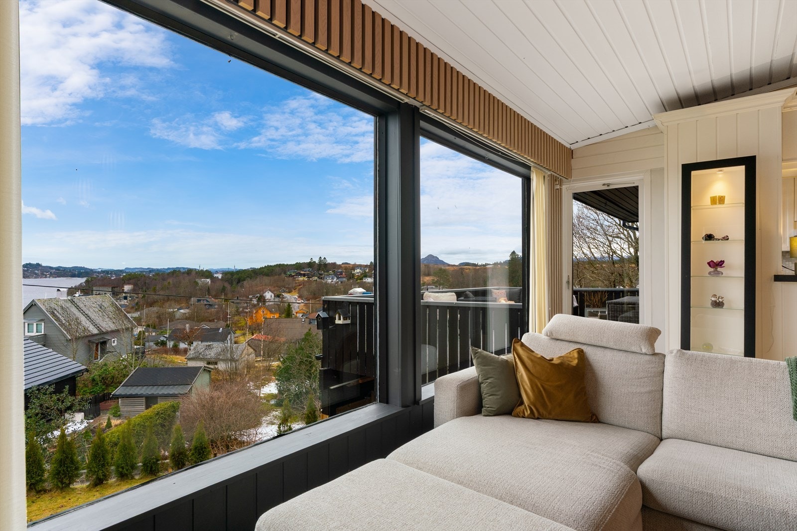 Fra salongdelen av stuen er det utgang til altan Galleribilde