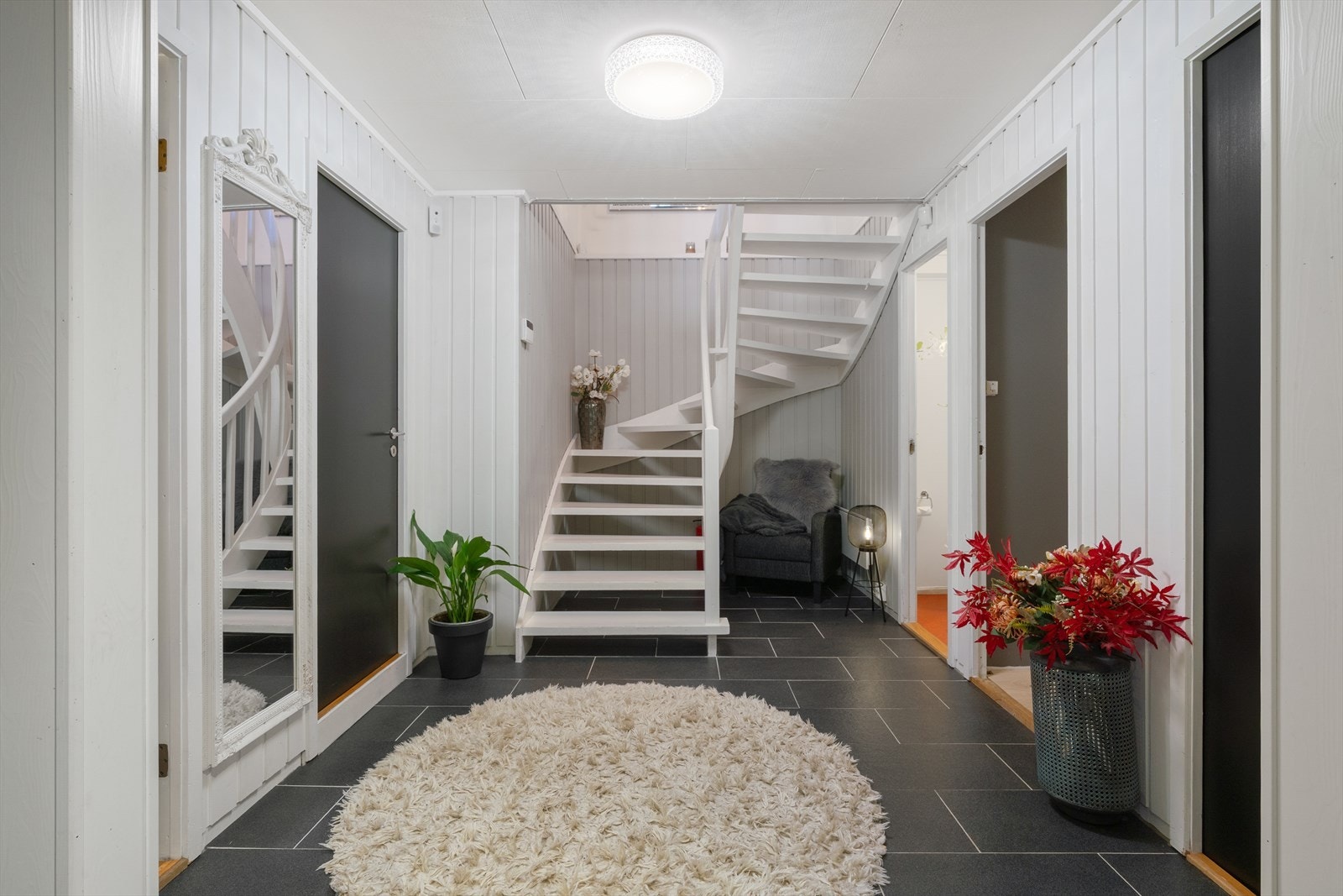 Fra hallen går vi opp trappen til 2.etasje Galleribilde