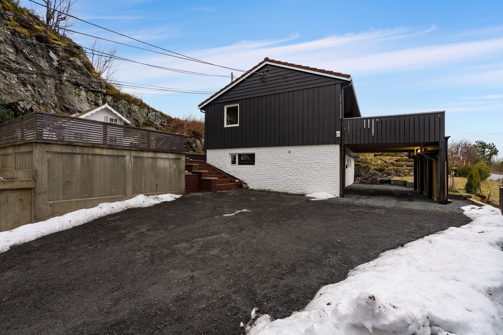 I tillegg finnes en gruset uteplass, liten treplatting, prydbusker og flislagt inngangsparti Galleribilde