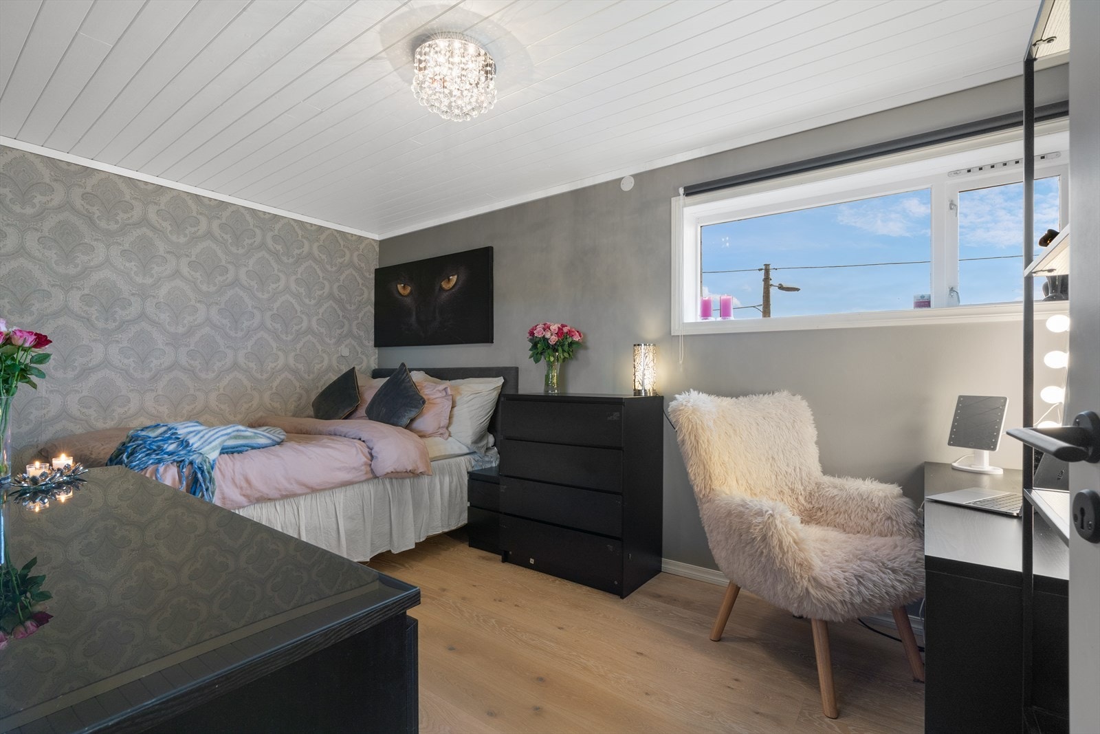 I tillegg er det et hobbyrom på 11,8 kvm som i dag er innredet som soverom Galleribilde