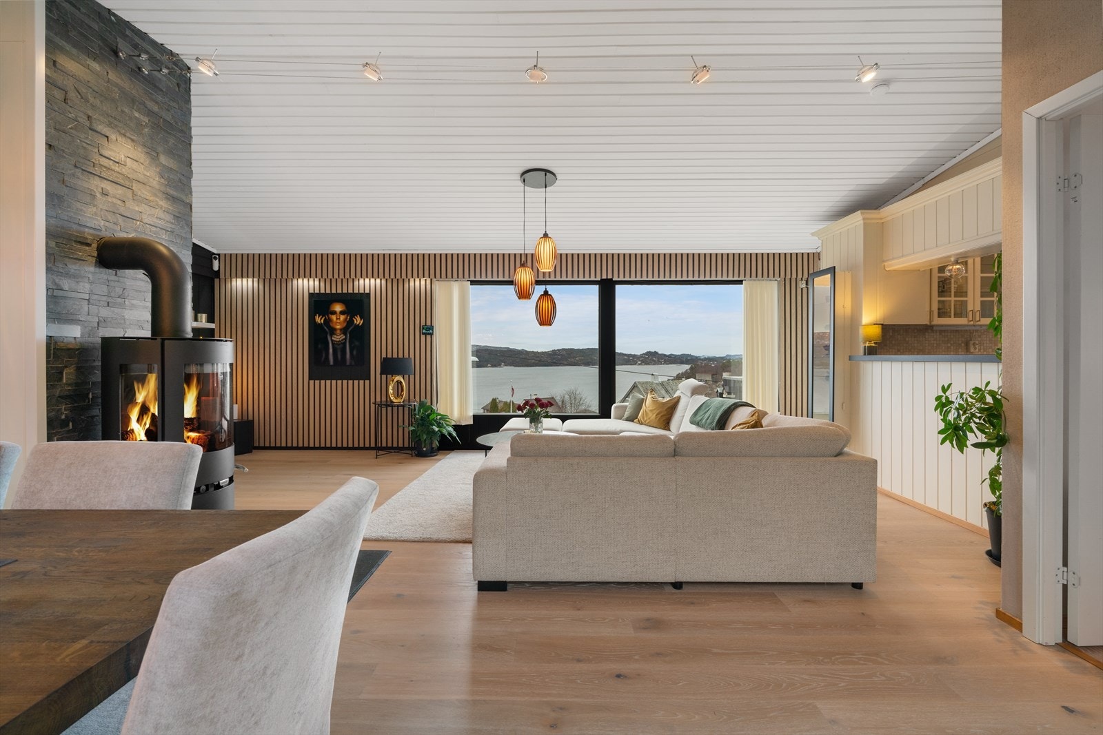 Parkettgulv, malt panel og trepanel i taket skaper en lun atmosfære Galleribilde