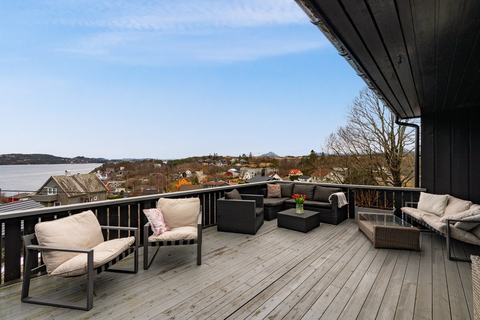 Romslig altan med herlige sol- og utsiktsforhold Galleribilde