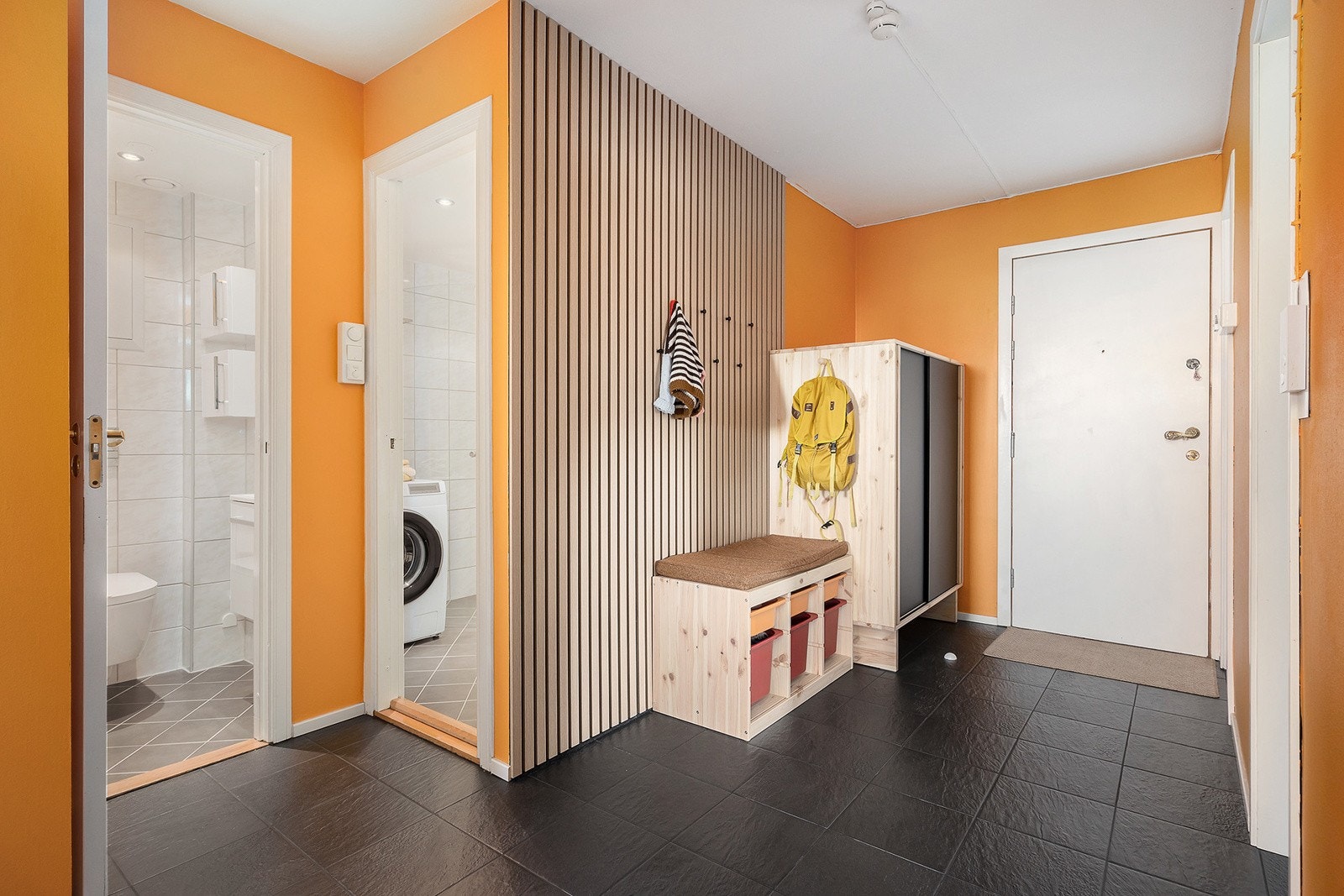 Romslig entré med god plass til oppbevaring av sko og yttertøy Galleribilde